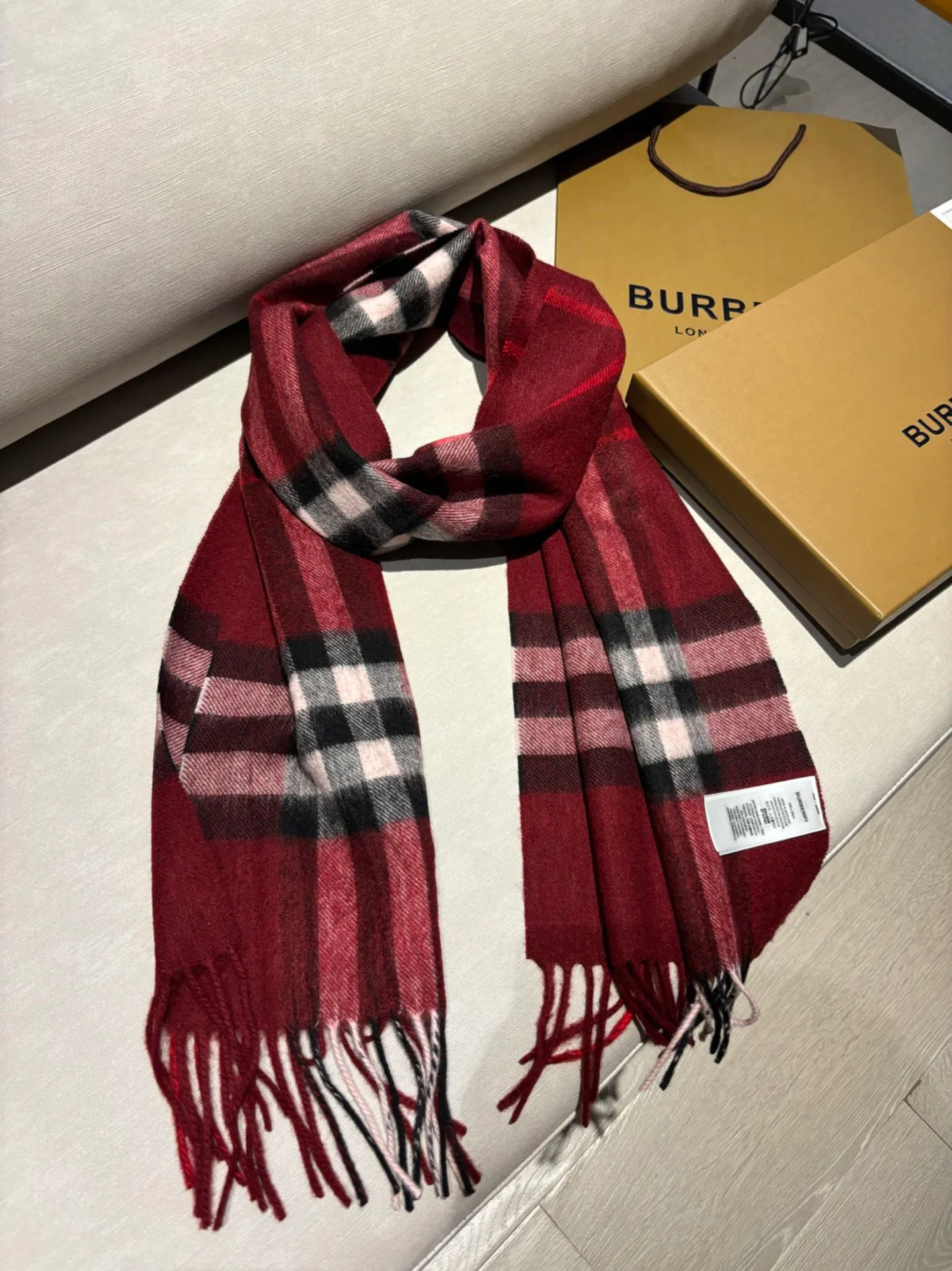Шарфы Burberry 18507484
