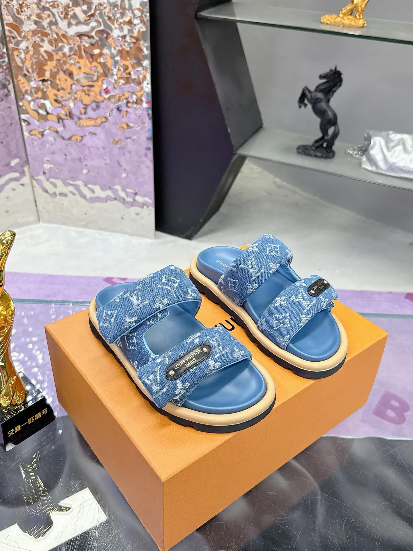 Шлепанцы Женские Louis Vuitton 17530457
