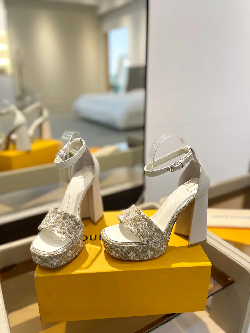 Босоножки Женские Louis Vuitton 17946840