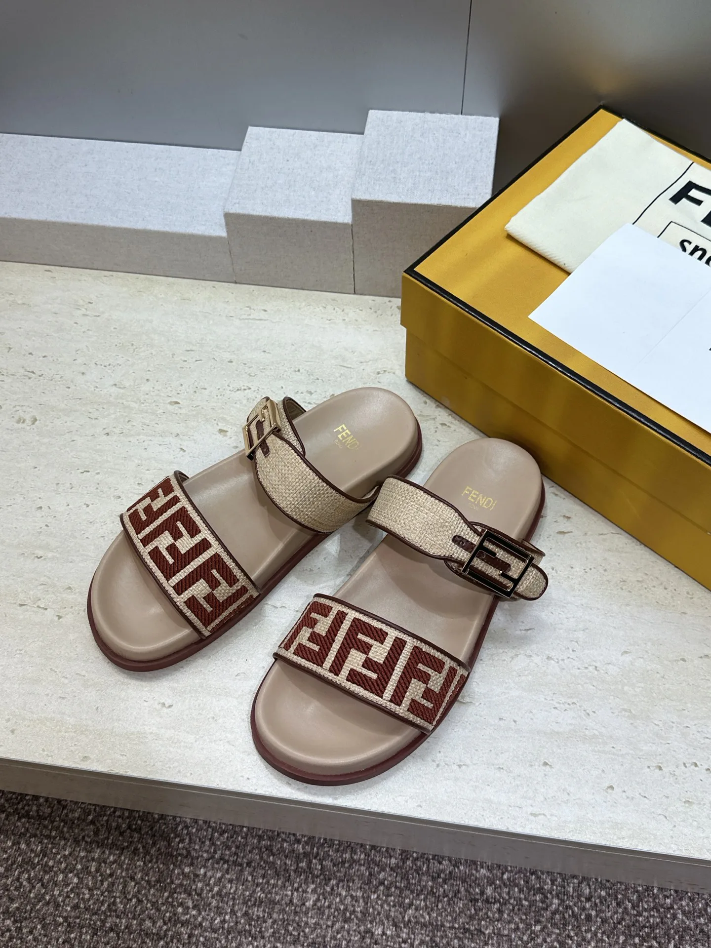 Шлепанцы Женские Fendi 16910446