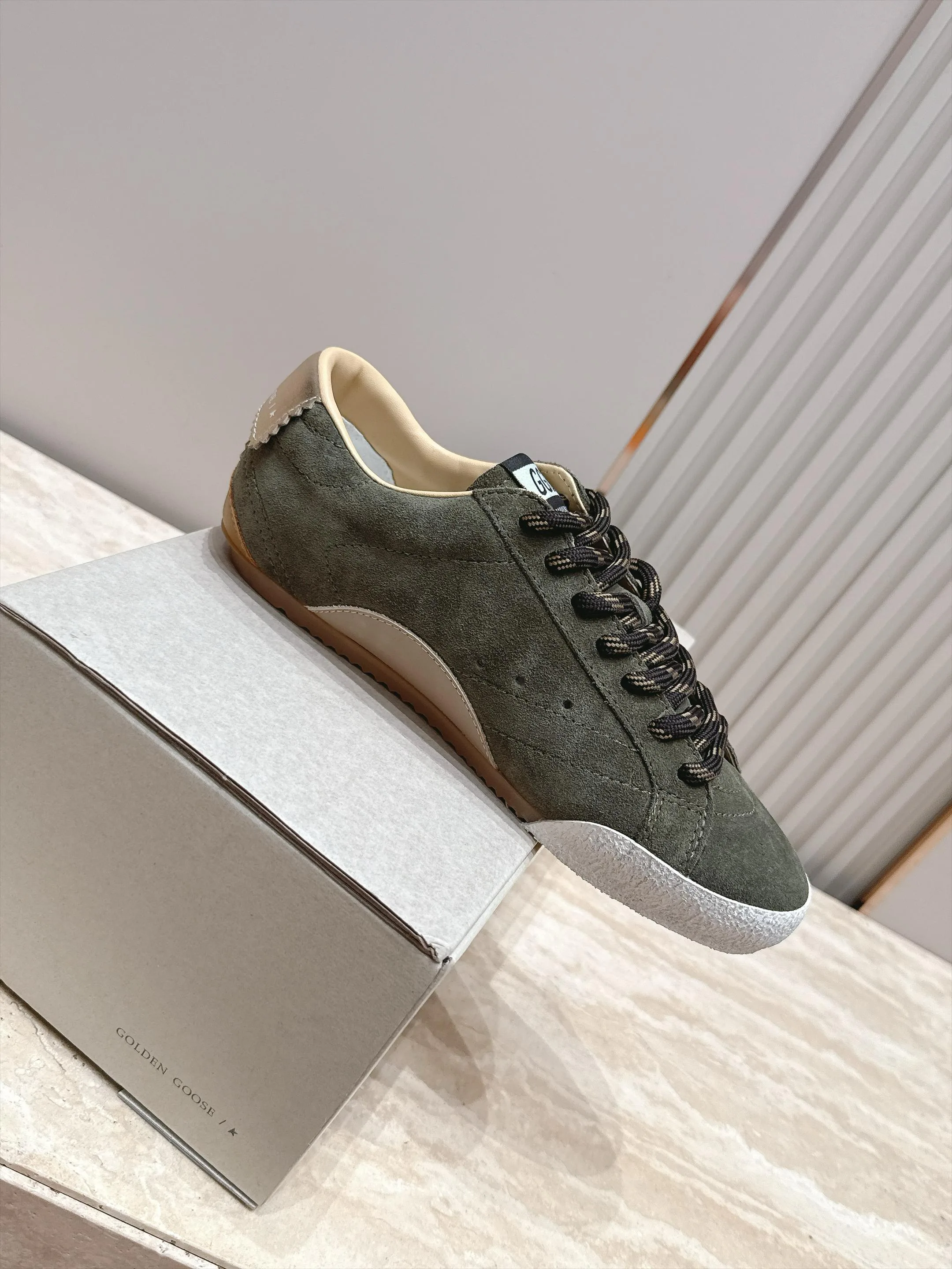 Кроссовки Женские Golden Goose 18420766