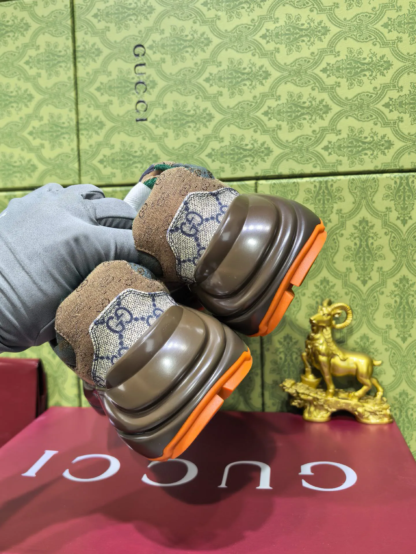 Кроссовки Женские Gucci 18039948