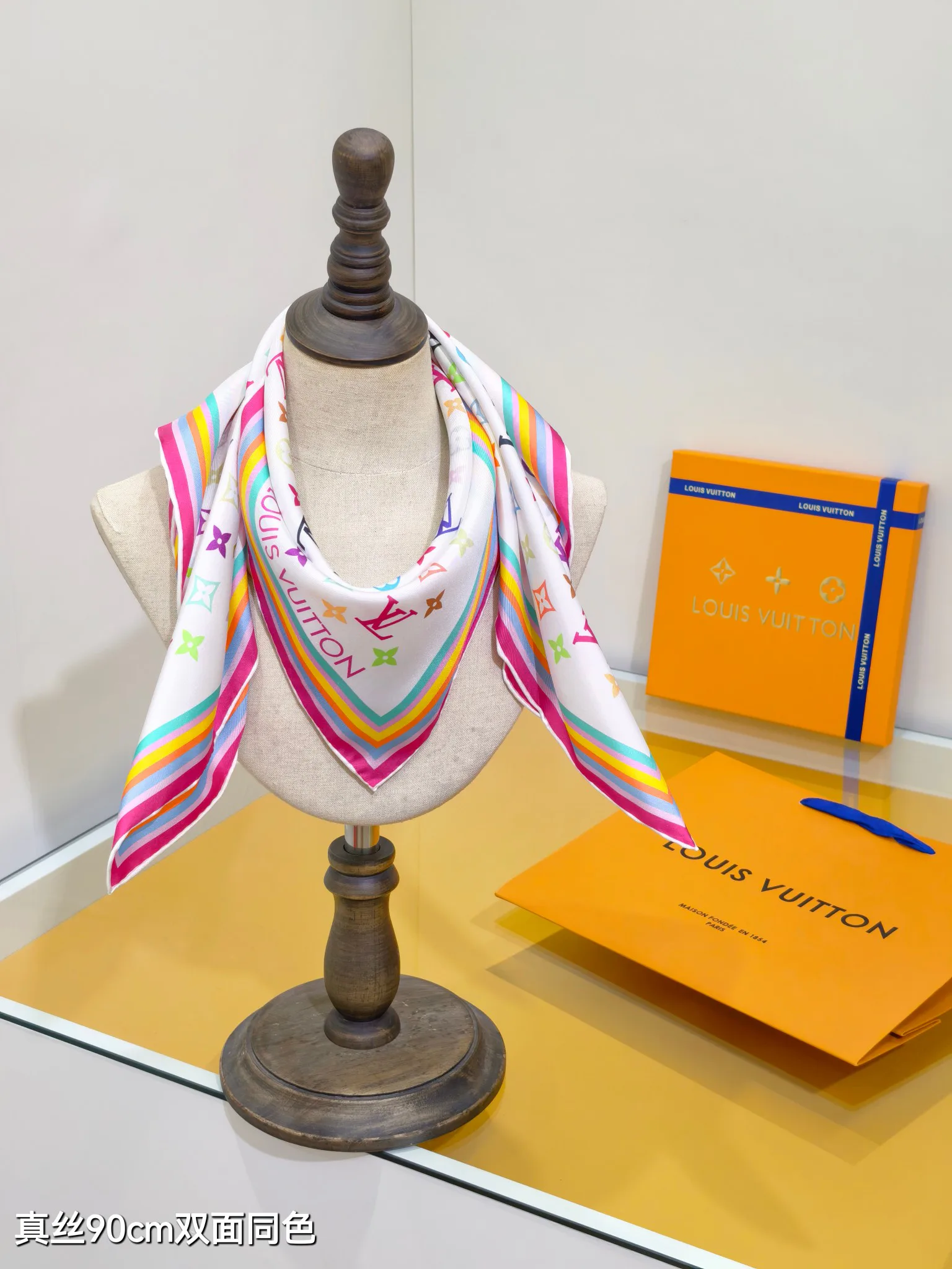 Текстиль Louis Vuitton 13268358