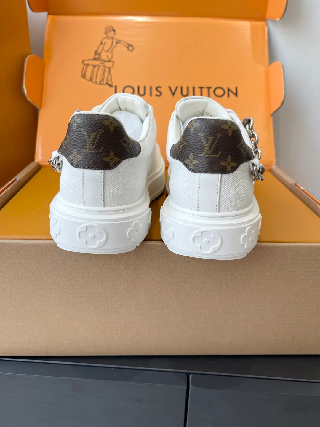 Кроссовки Женские Louis Vuitton 19613680