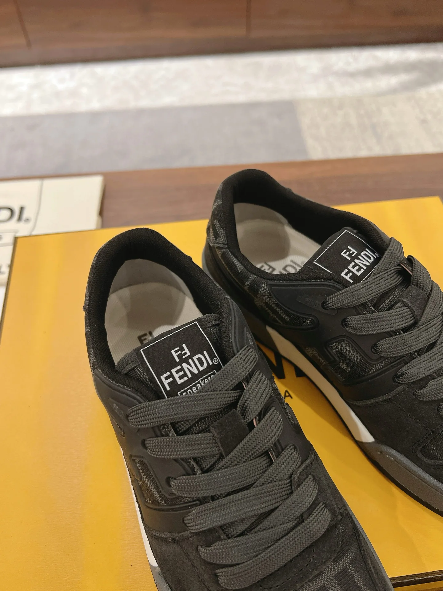 Кроссовки Женские Fendi 18219608