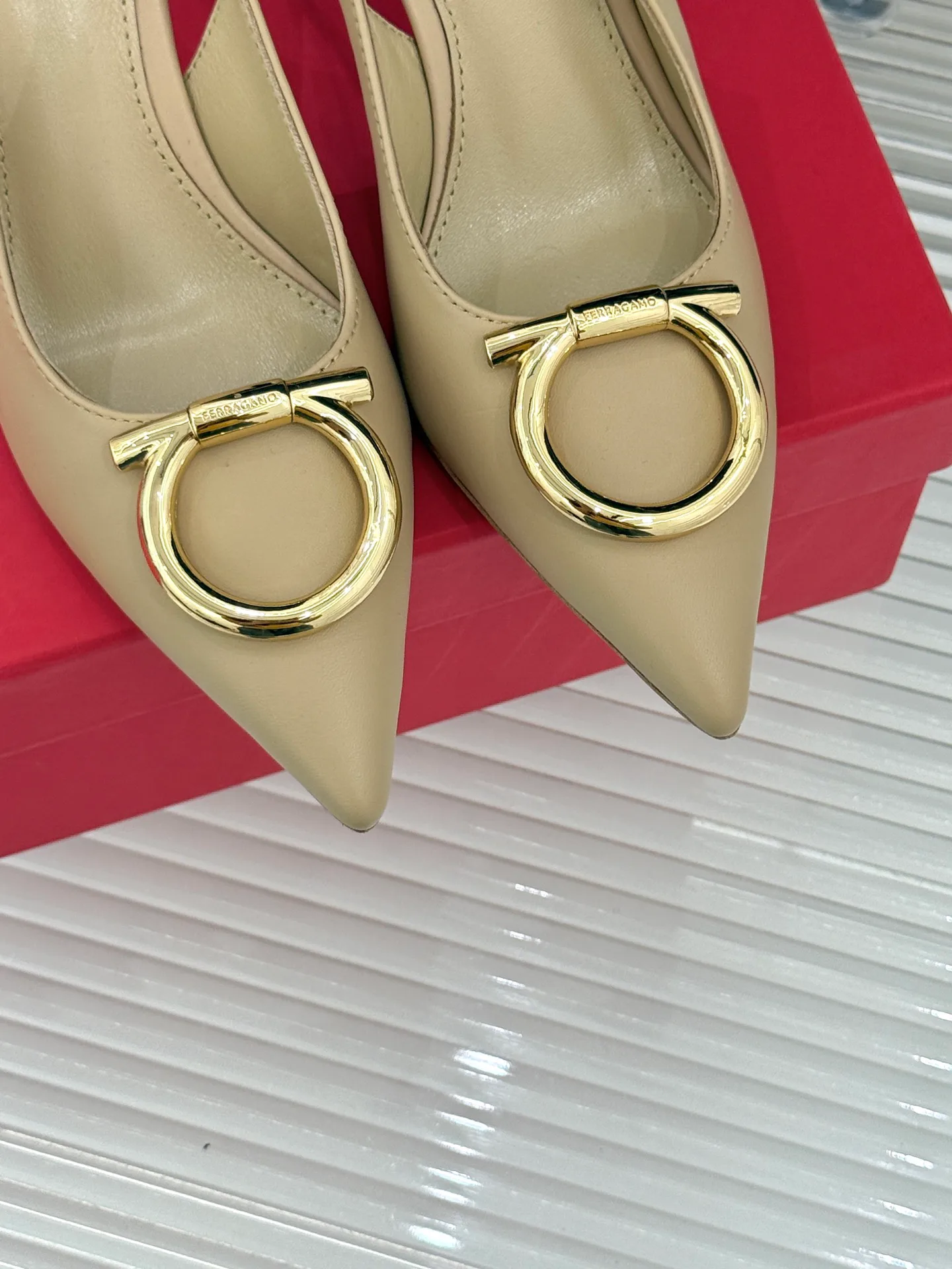 Босоножки Женские Salvatore Ferragamo 11312302