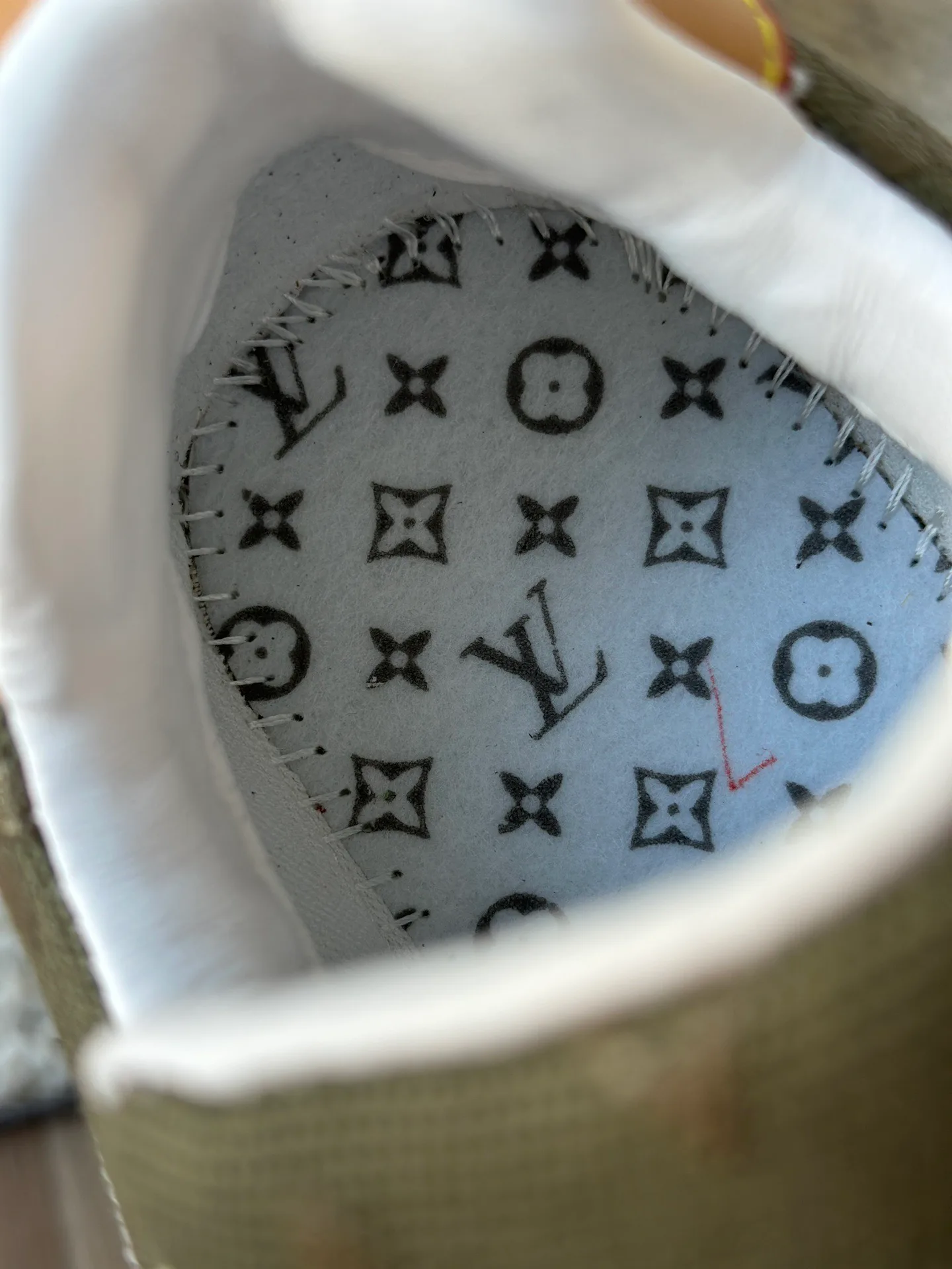 Кроссовки Женские Louis Vuitton 18769312