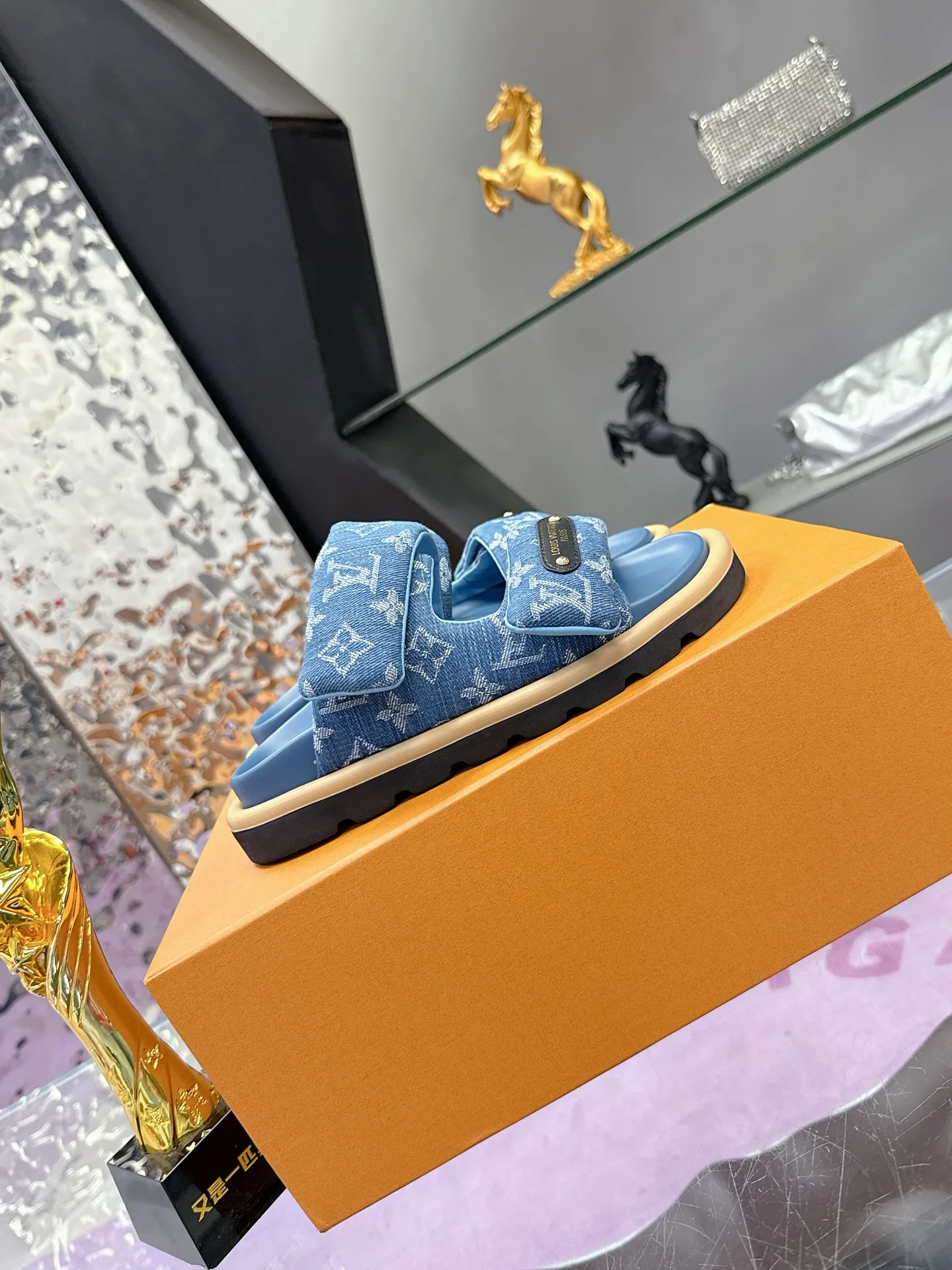 Шлепанцы Женские Louis Vuitton 17530457