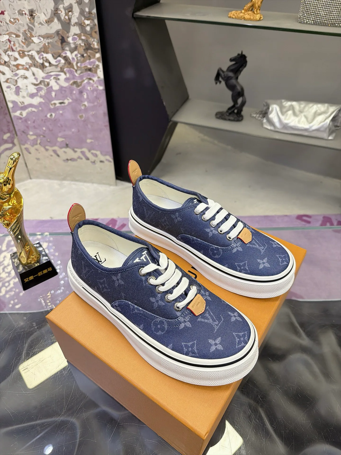Кроссовки Женские Louis Vuitton 17930905