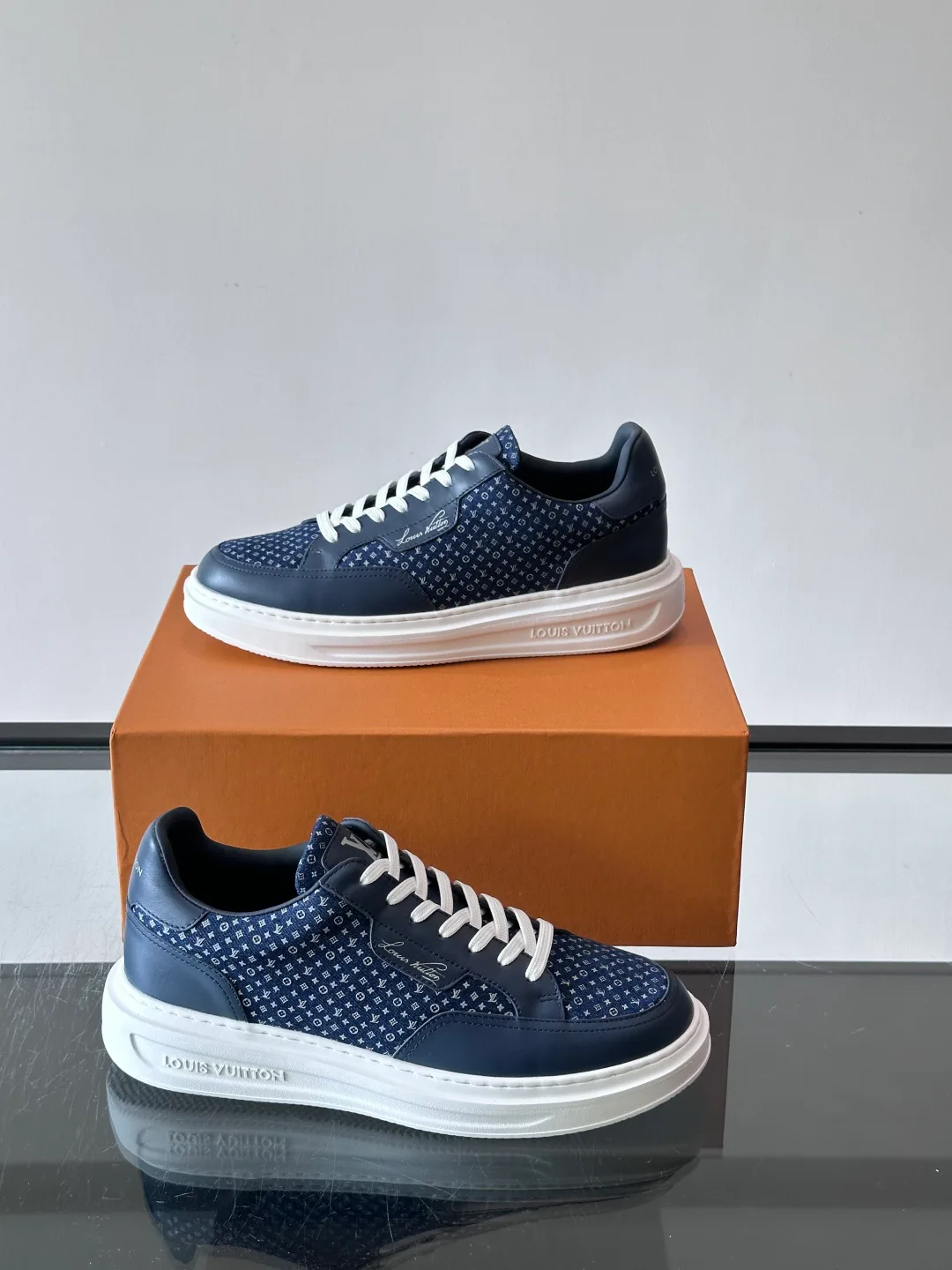 Кроссовки Женские Louis Vuitton 18119008