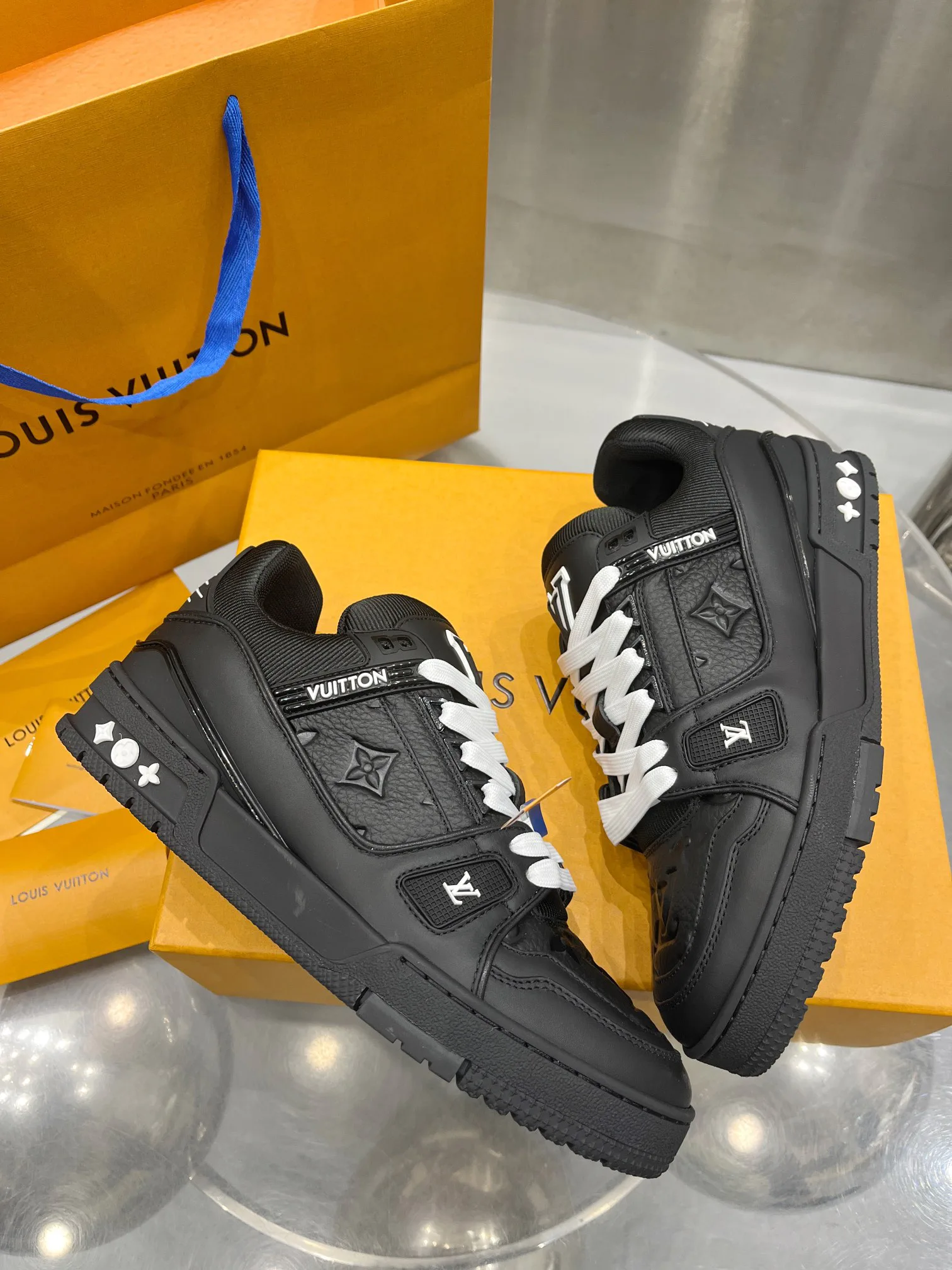 Кроссовки Женские Louis Vuitton 19073376