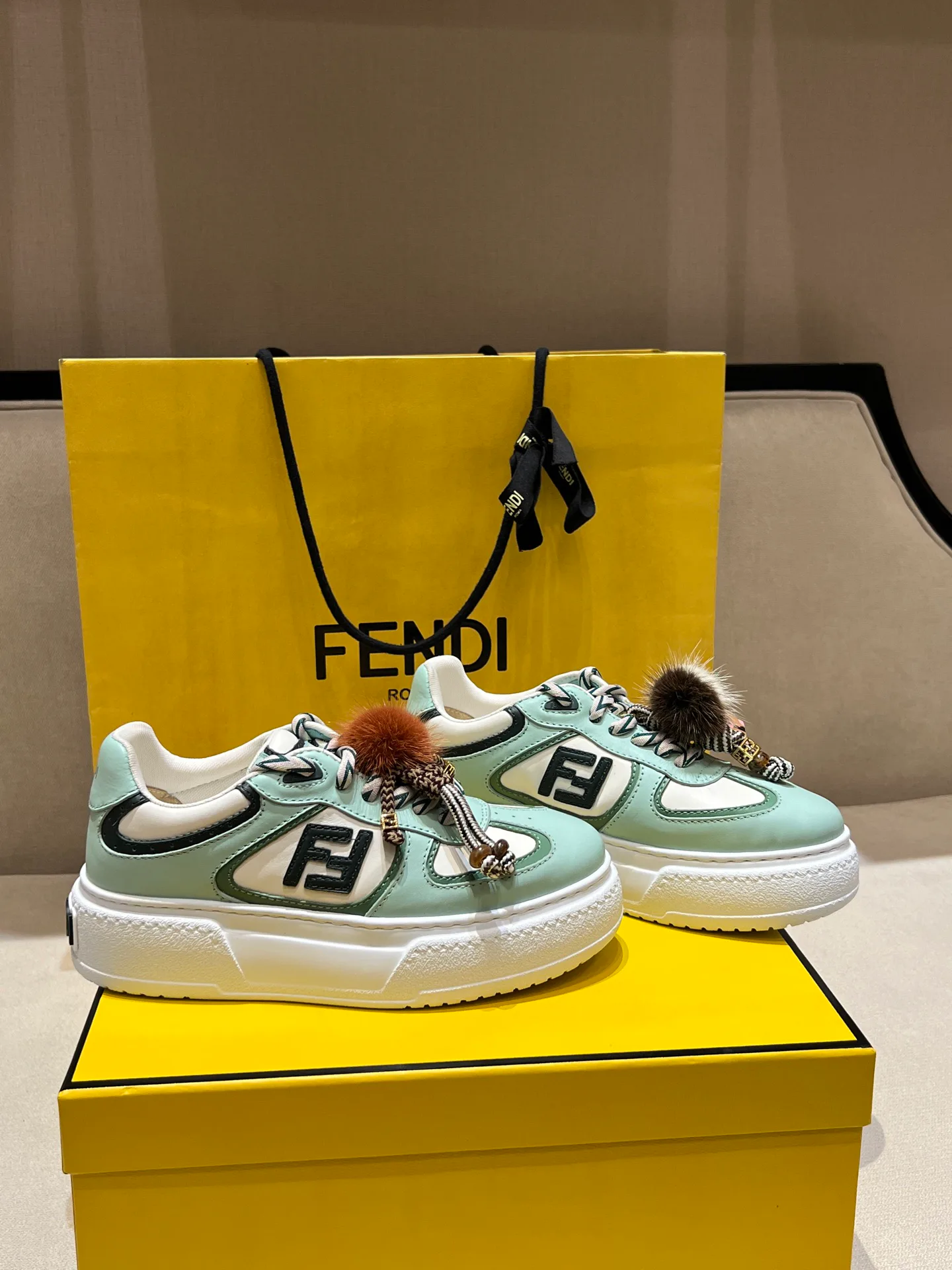 Кроссовки Женские Fendi 18020646
