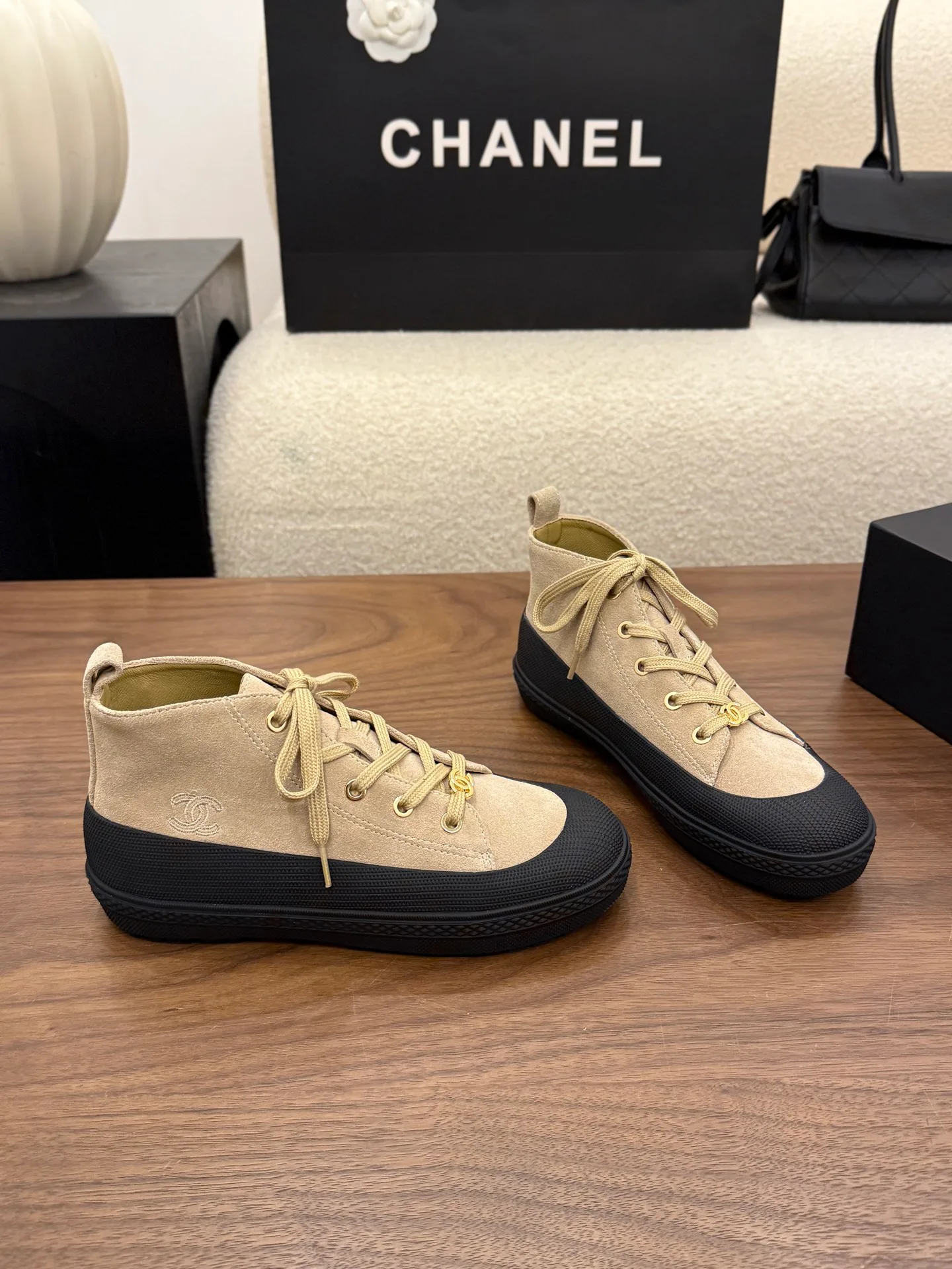 Кроссовки Женские Chanel 18223592