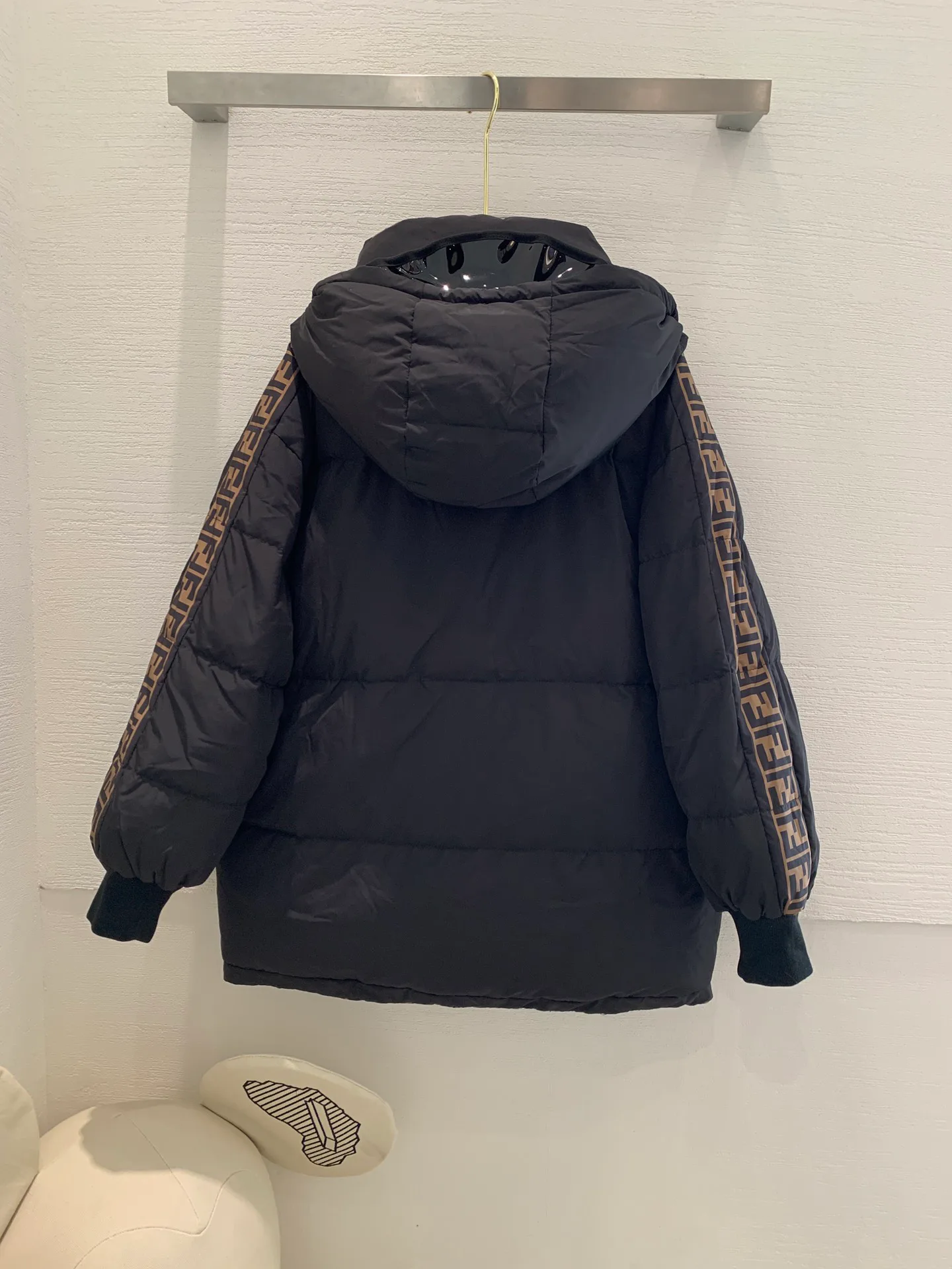 Куртки И Пуховики Женские Fendi 18585344