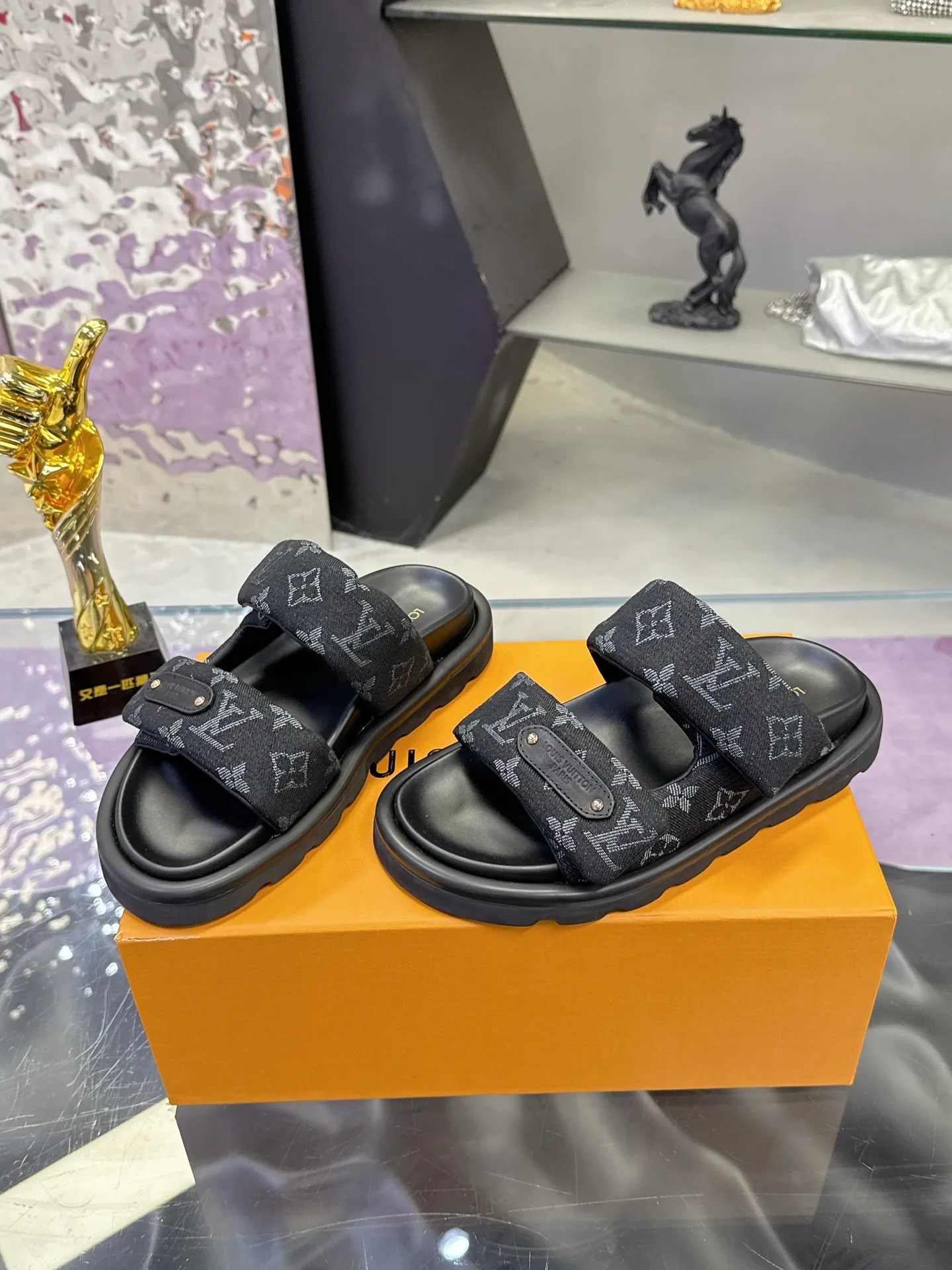 Шлепанцы Женские Louis Vuitton 17530464