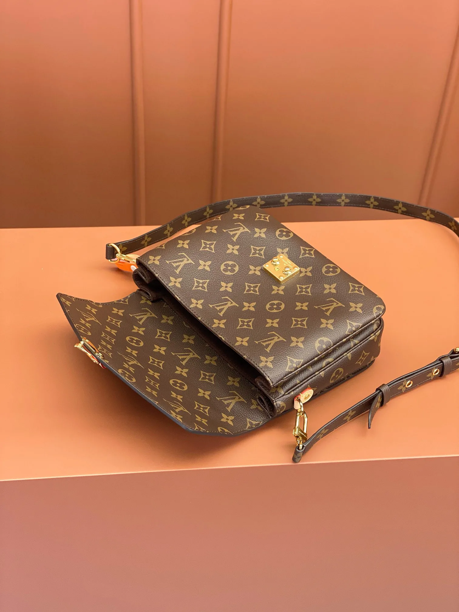 Классические Сумки Женские Louis Vuitton 11869536