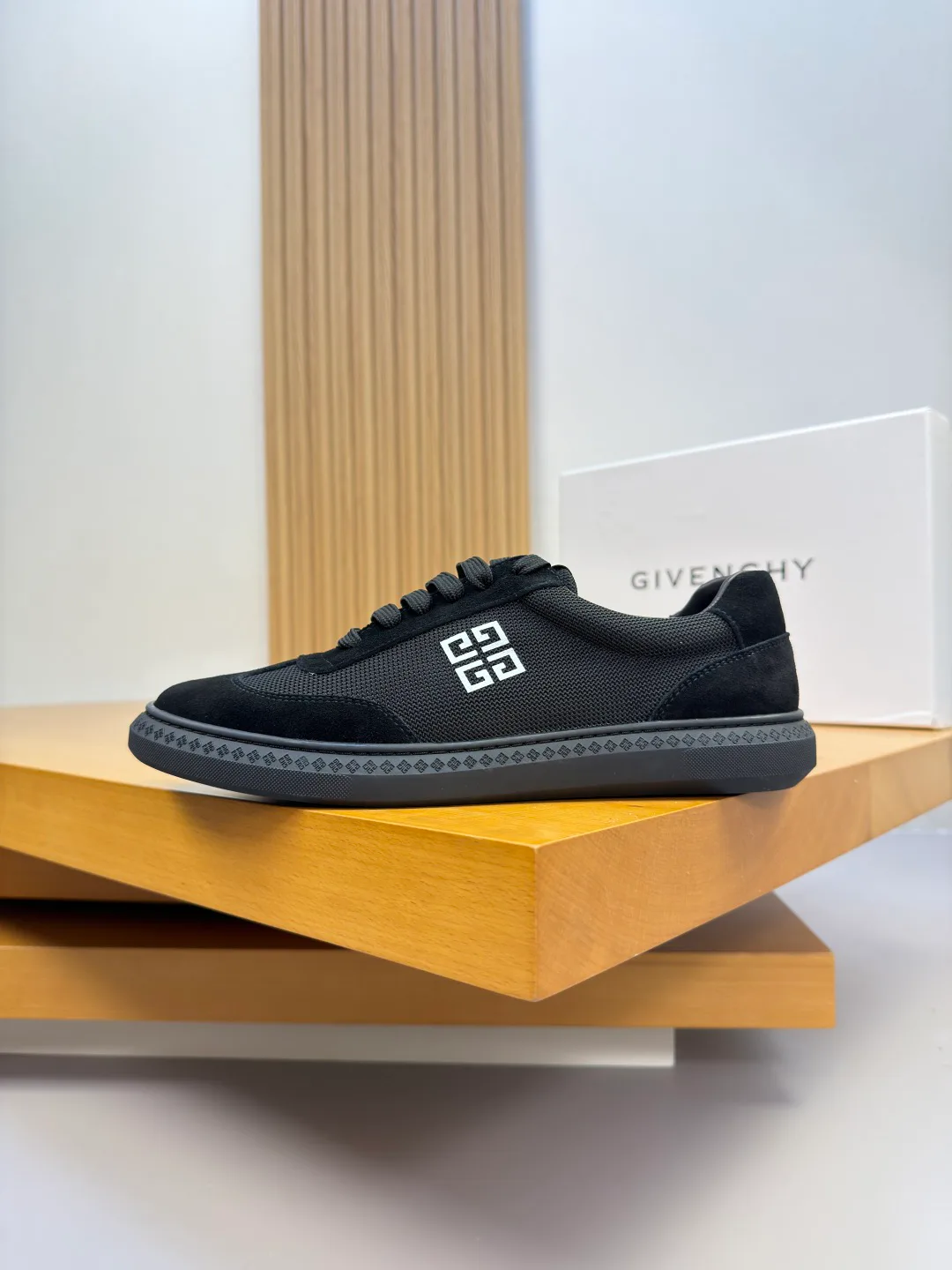 Кроссовки Женские Givenchy 18561951