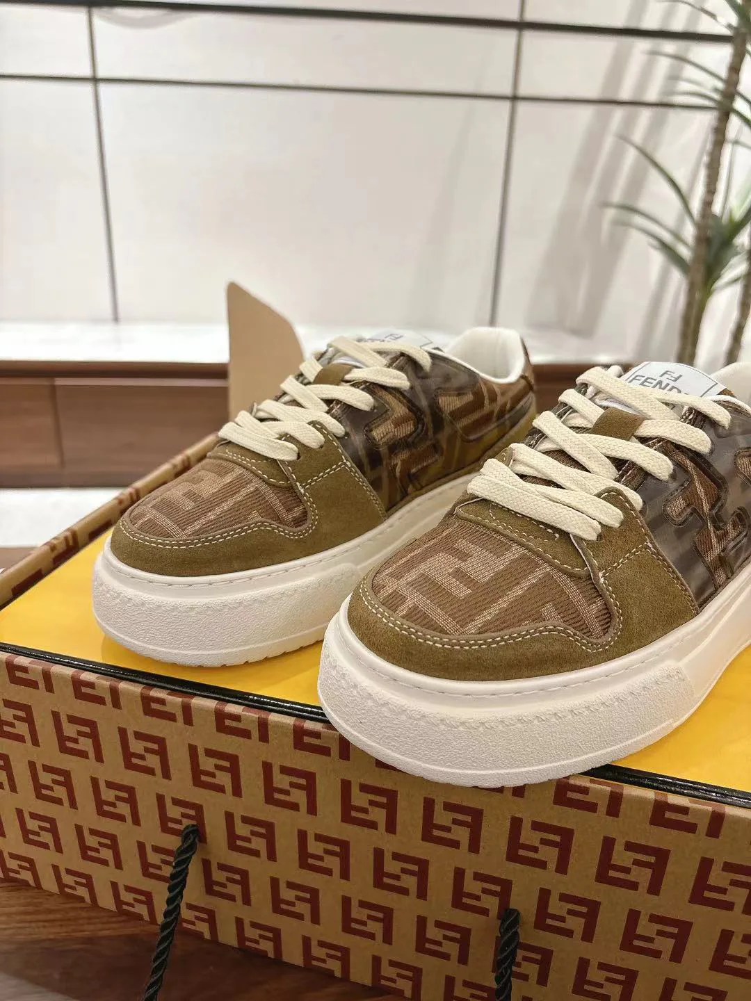 Кроссовки Женские Fendi 18219639