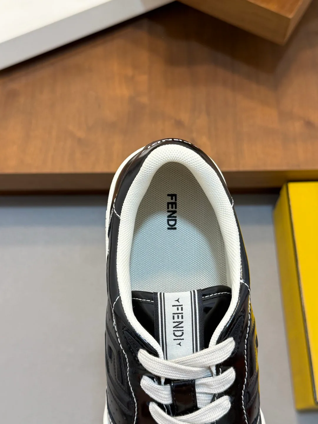 Кроссовки Женские Fendi 18716119