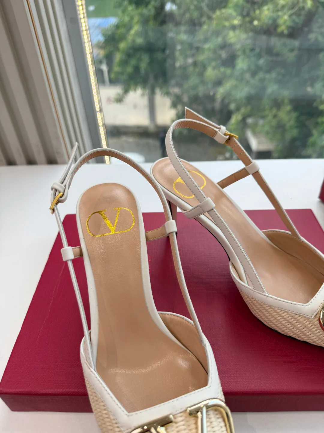 Босоножки Женские Valentino 18356225