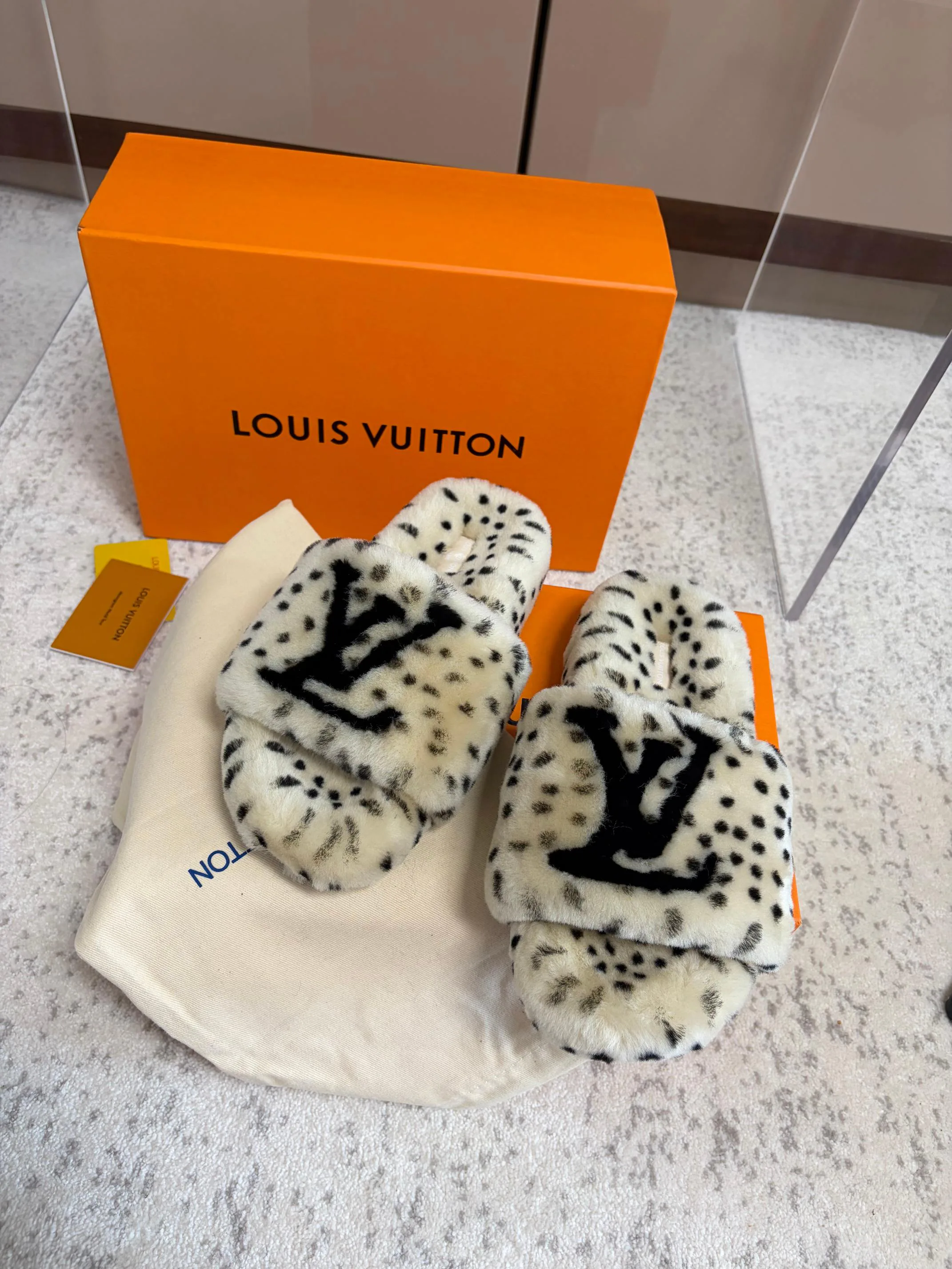 Тапочки Женские Louis Vuitton 18436103