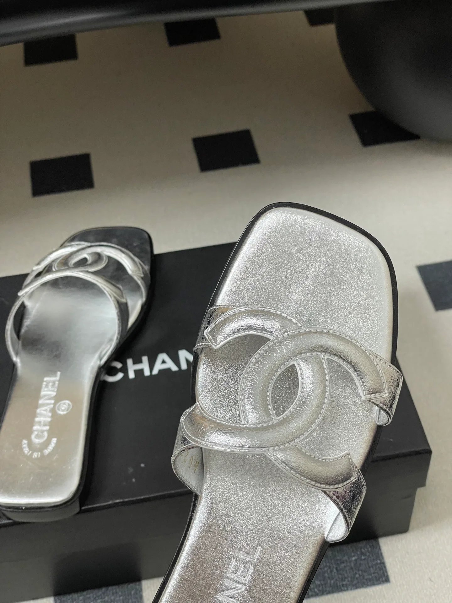 Шлепанцы Женские Chanel 11498228