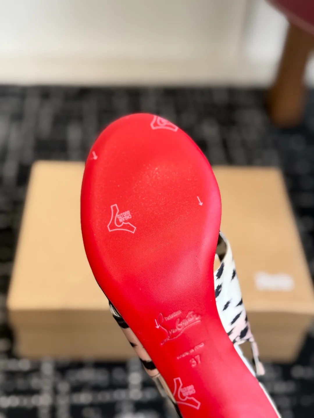 Босоножки Женские Christian Louboutin 18843459