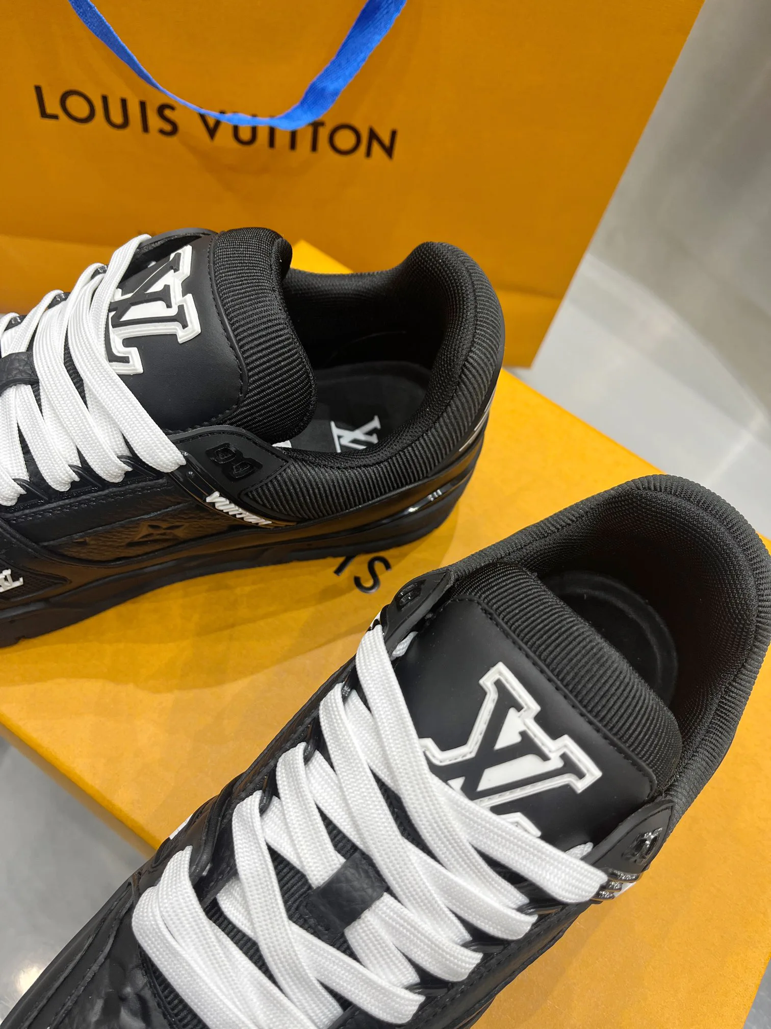 Кроссовки Женские Louis Vuitton 19073376