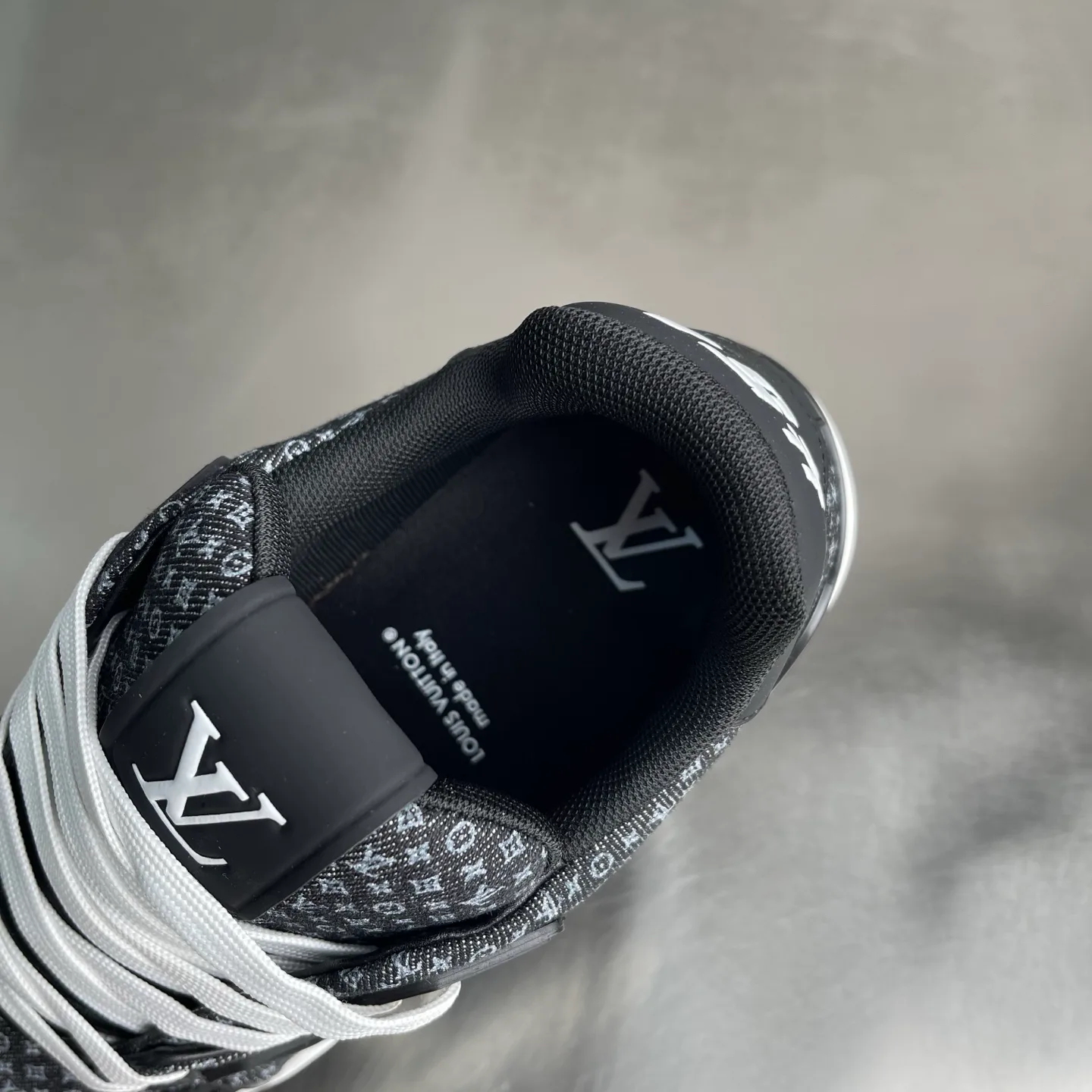 Кроссовки Женские Louis Vuitton 19098561