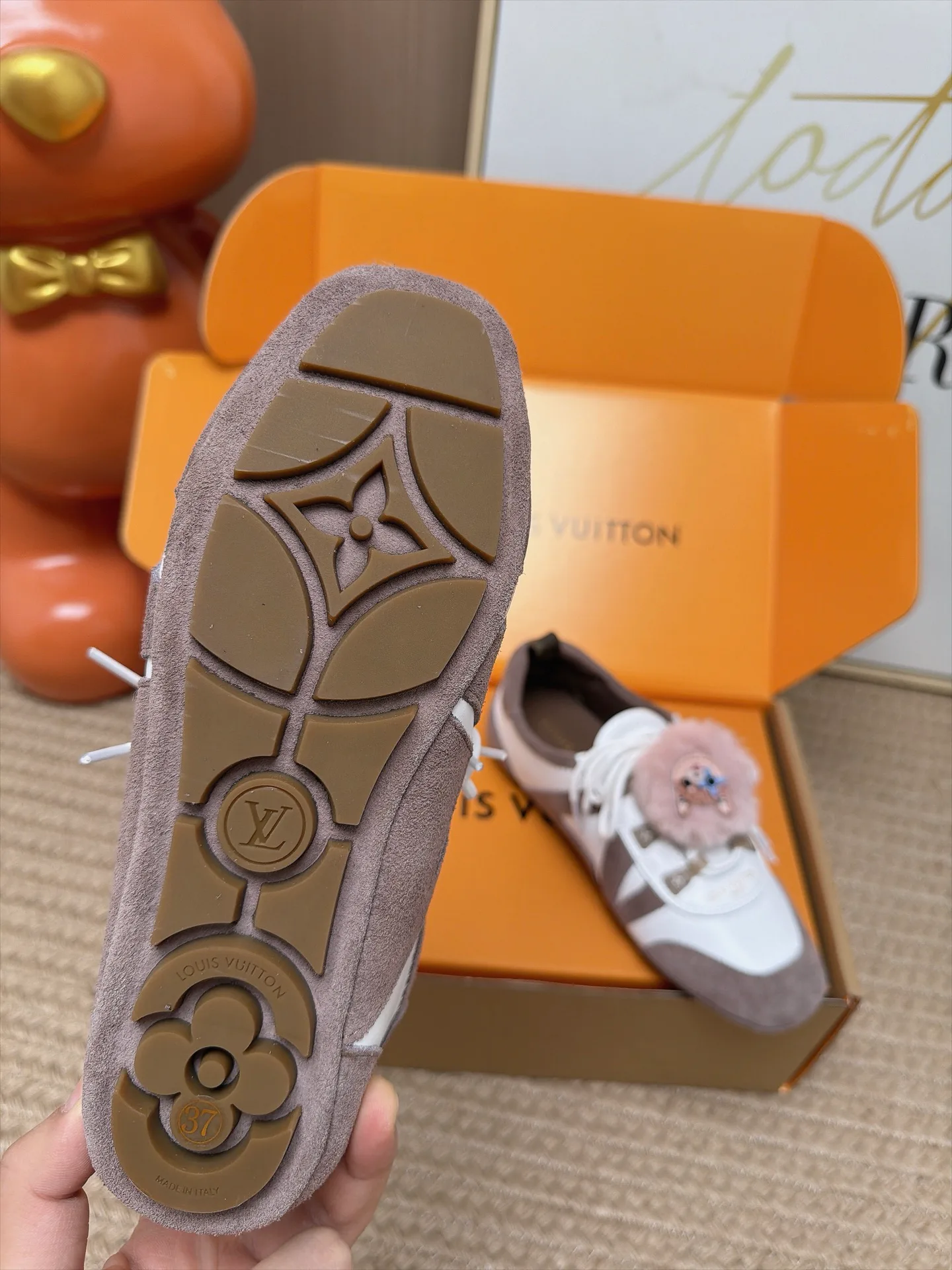 Кроссовки Женские Louis Vuitton 18063008