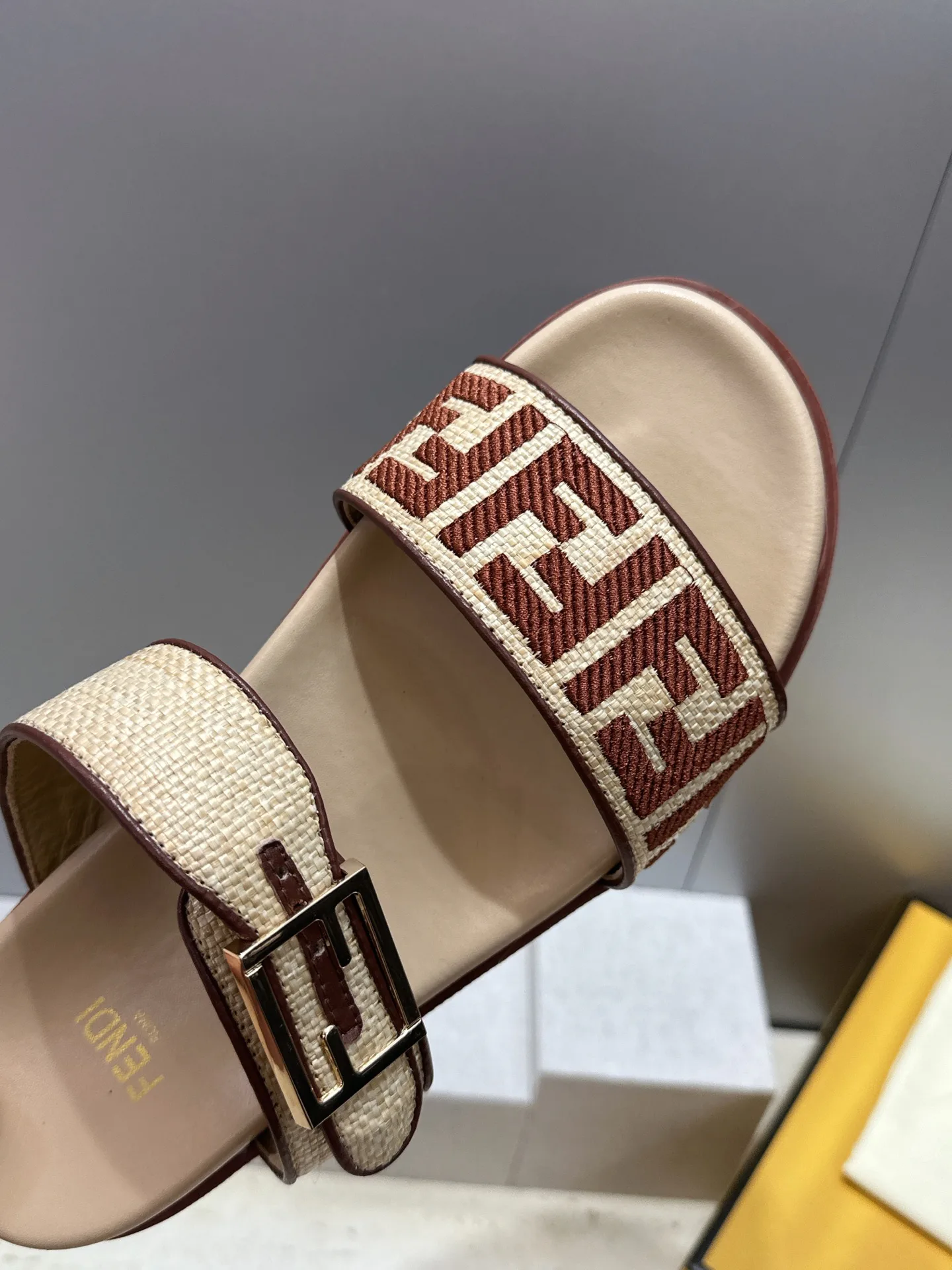 Шлепанцы Женские Fendi 16910446