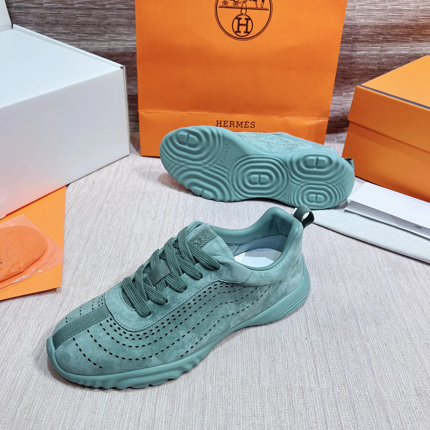 Кроссовки Женские Hermes 17749566