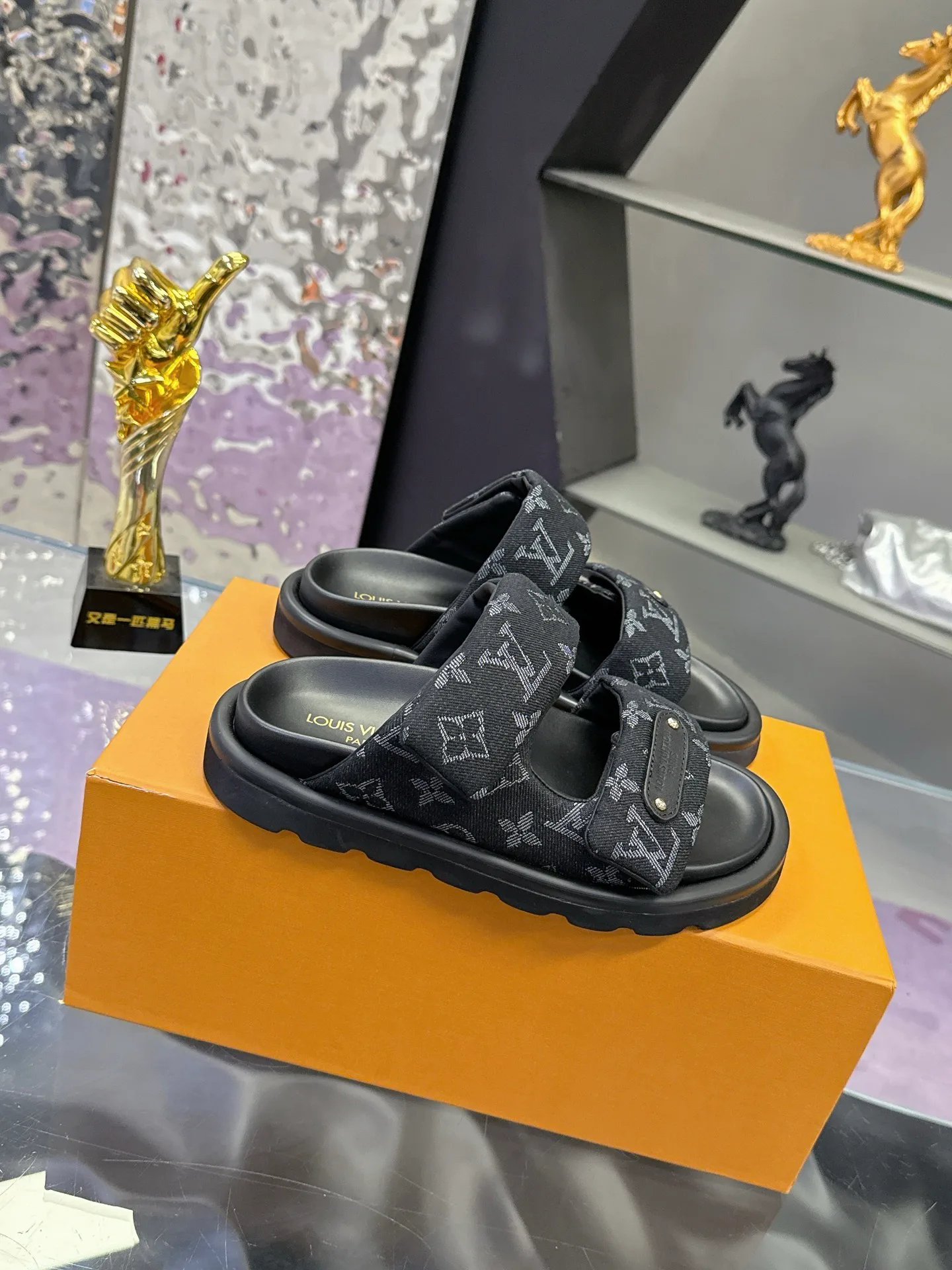 Шлепанцы Женские Louis Vuitton 17530464