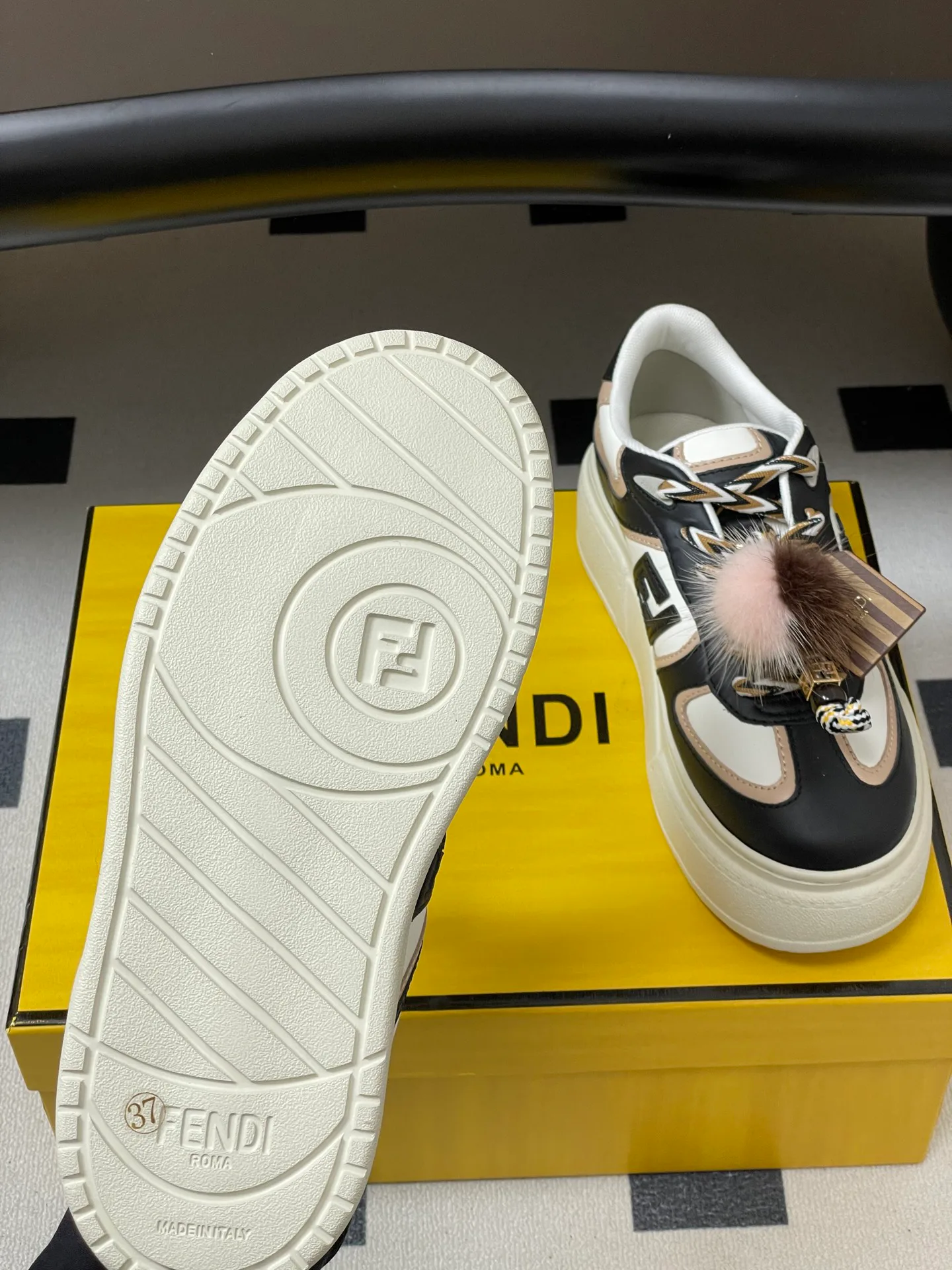 Кроссовки Женские Fendi 436200