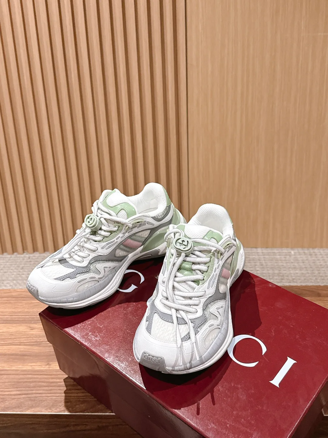 Кроссовки Женские Gucci 18889236