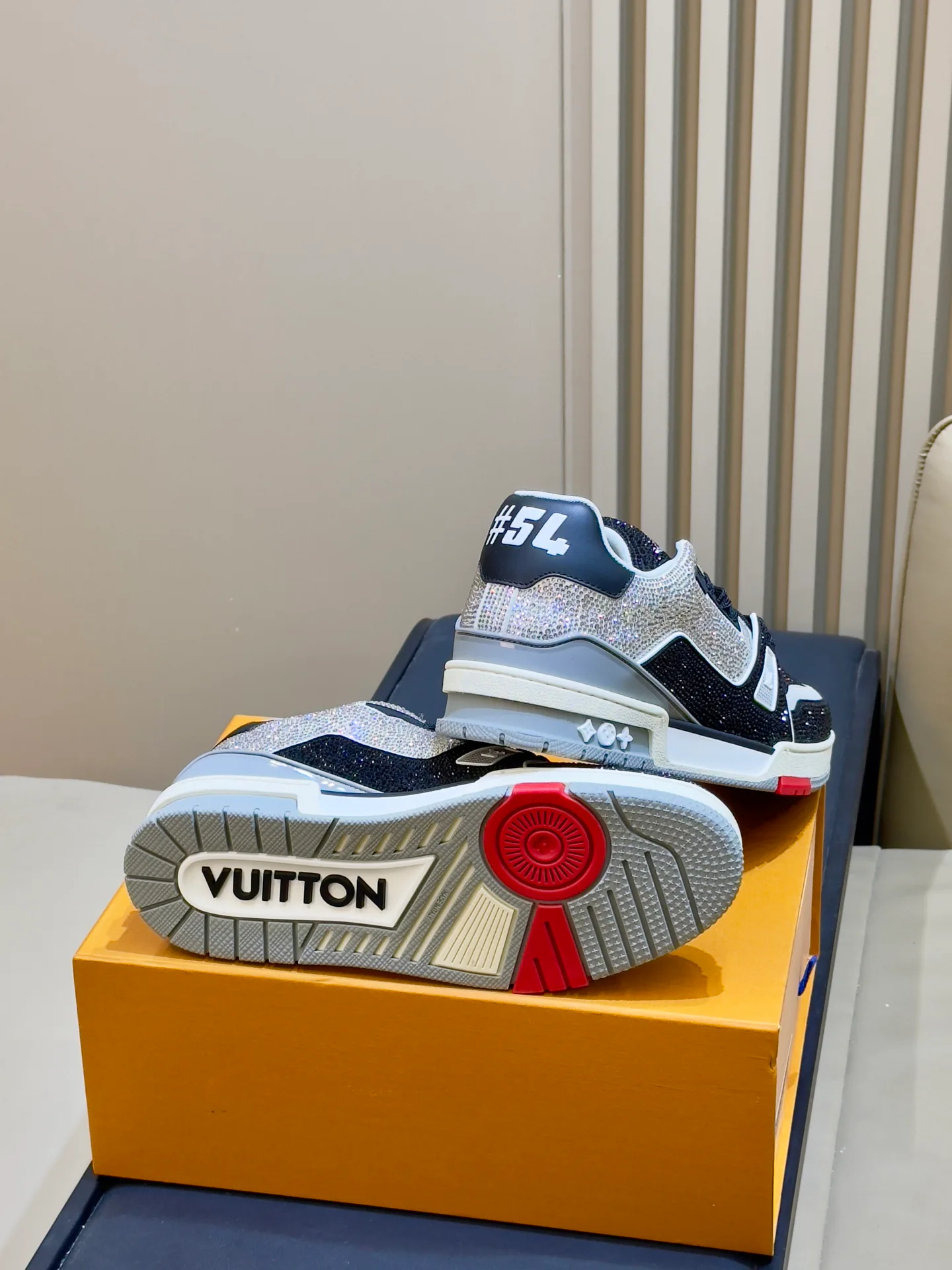 Кроссовки Женские Louis Vuitton 18073555