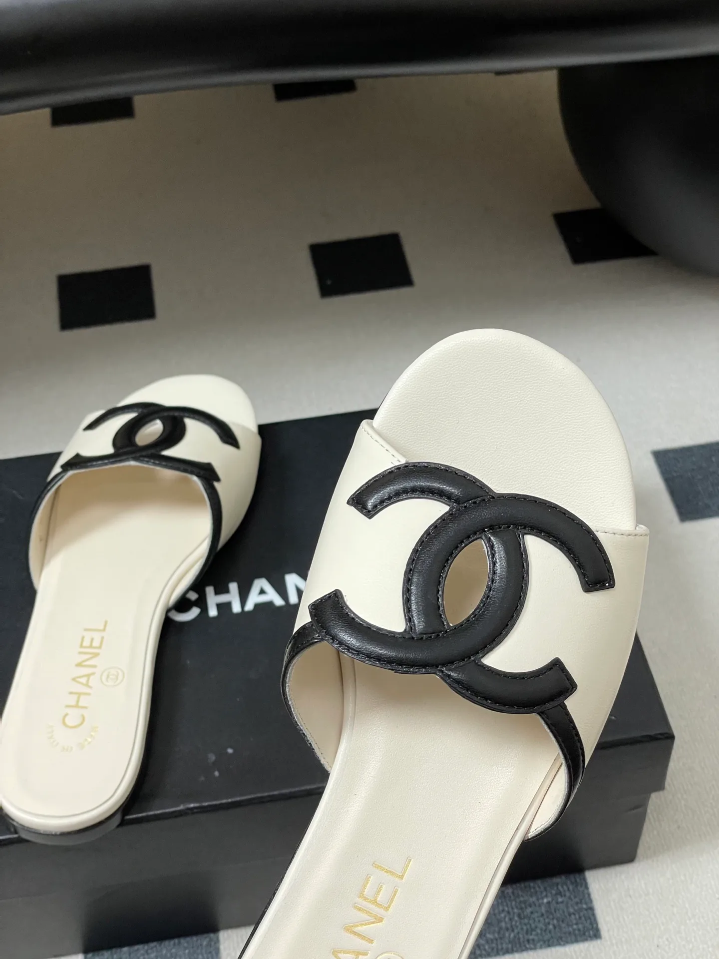 Шлепанцы Женские Chanel 11646756