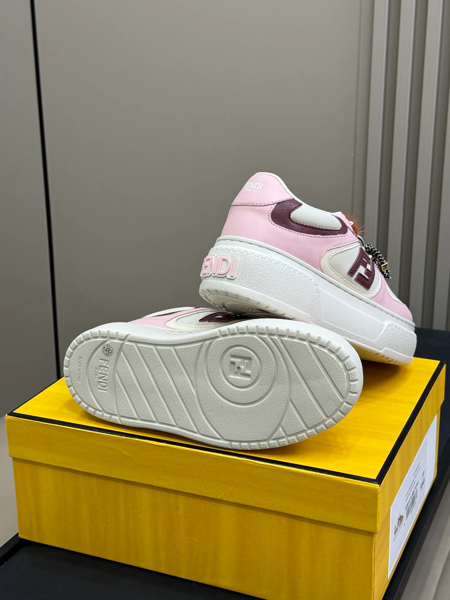 Кроссовки Женские Fendi 10636058