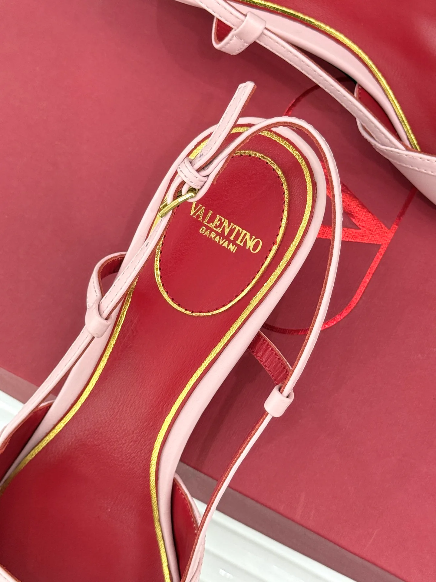 Босоножки Женские Valentino 16973357