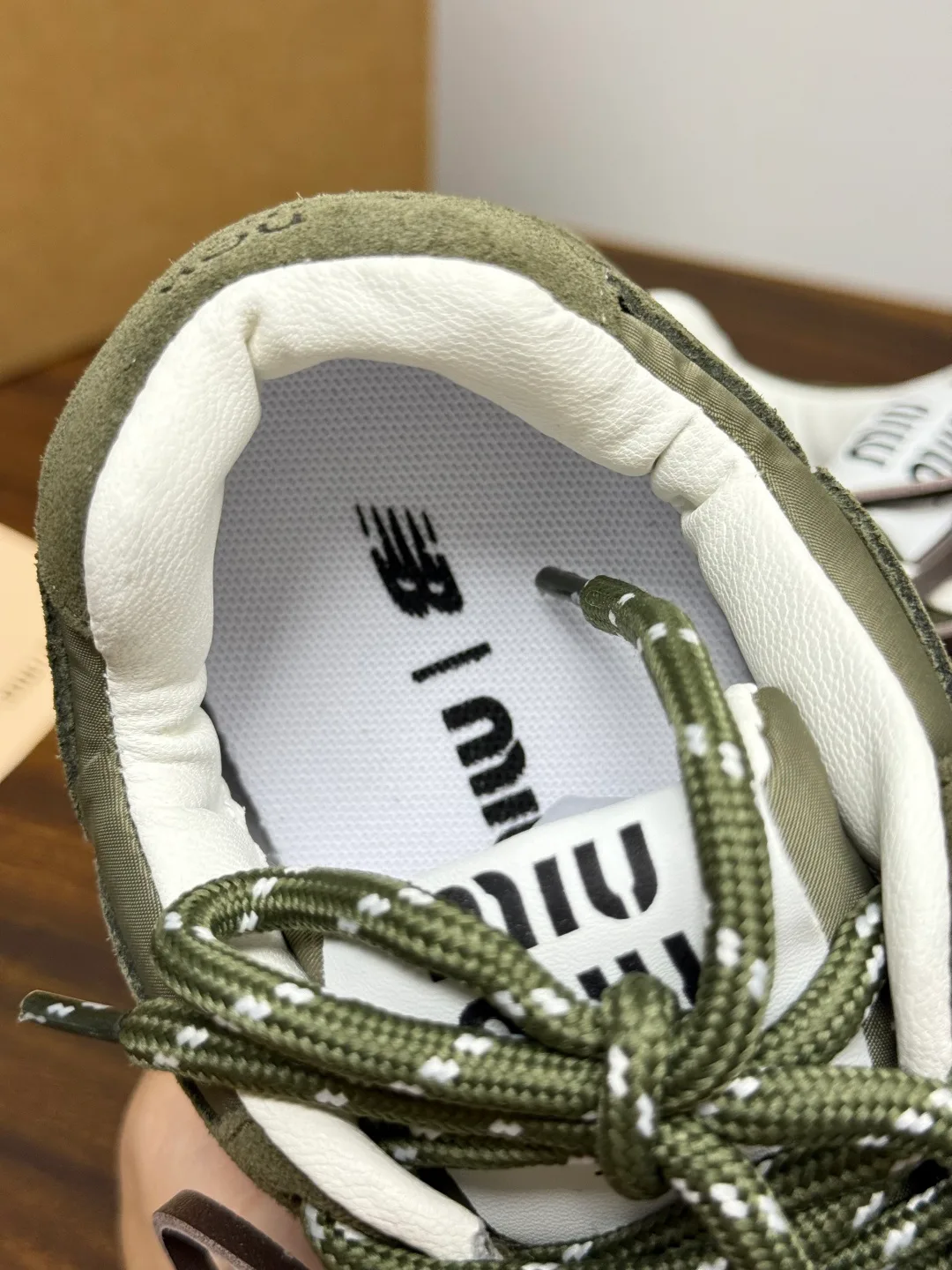 Кроссовки Женские Miu Miu 18943120