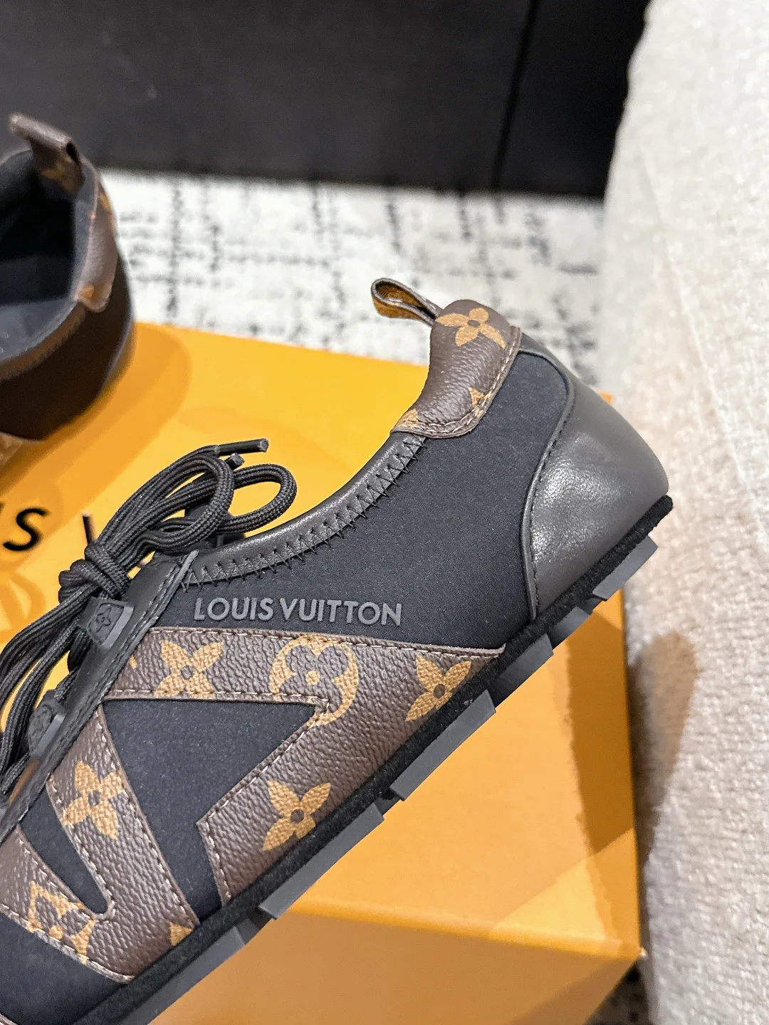 Кроссовки Женские Louis Vuitton 18409748