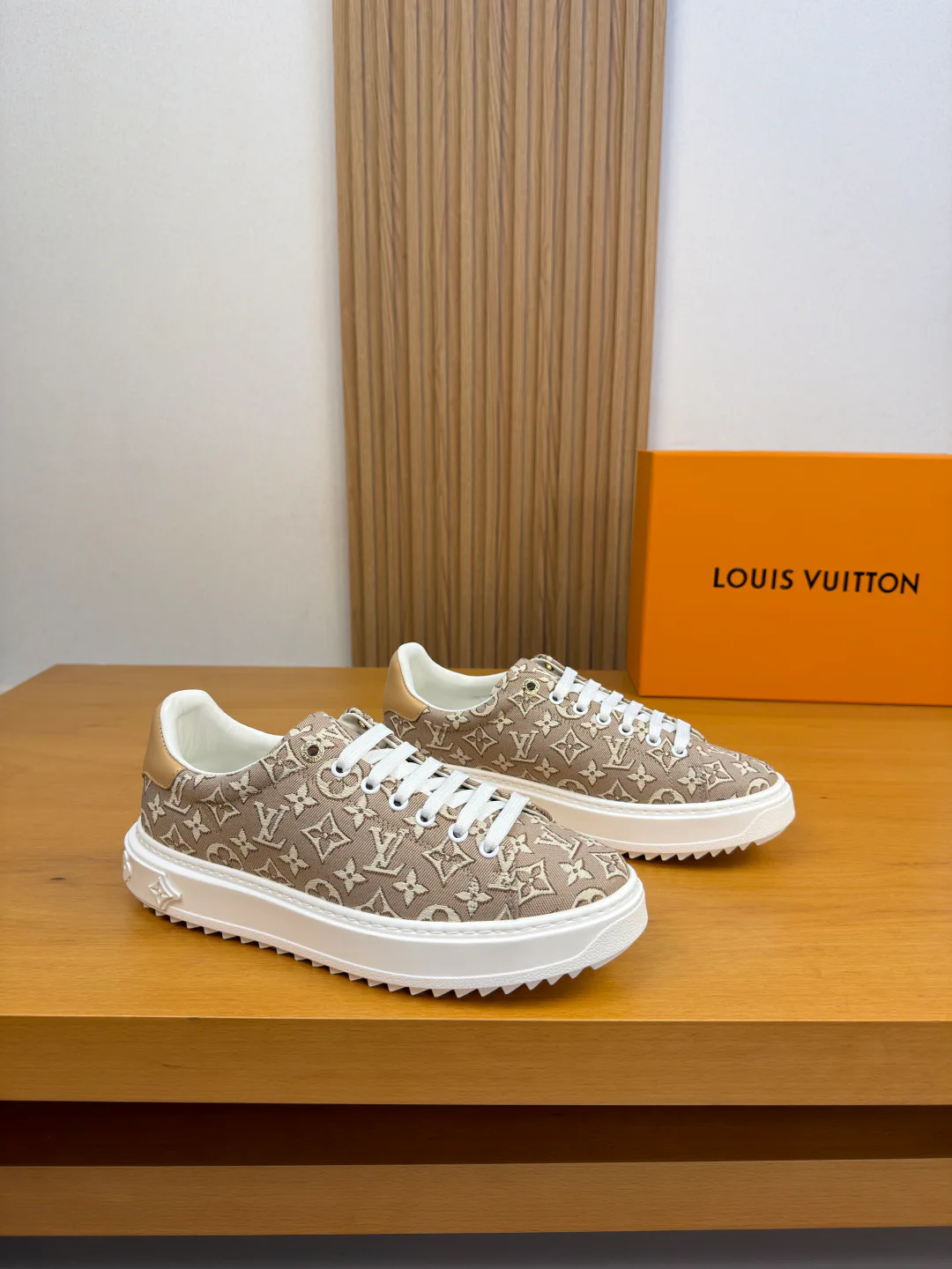 Кроссовки Женские Louis Vuitton 17368526
