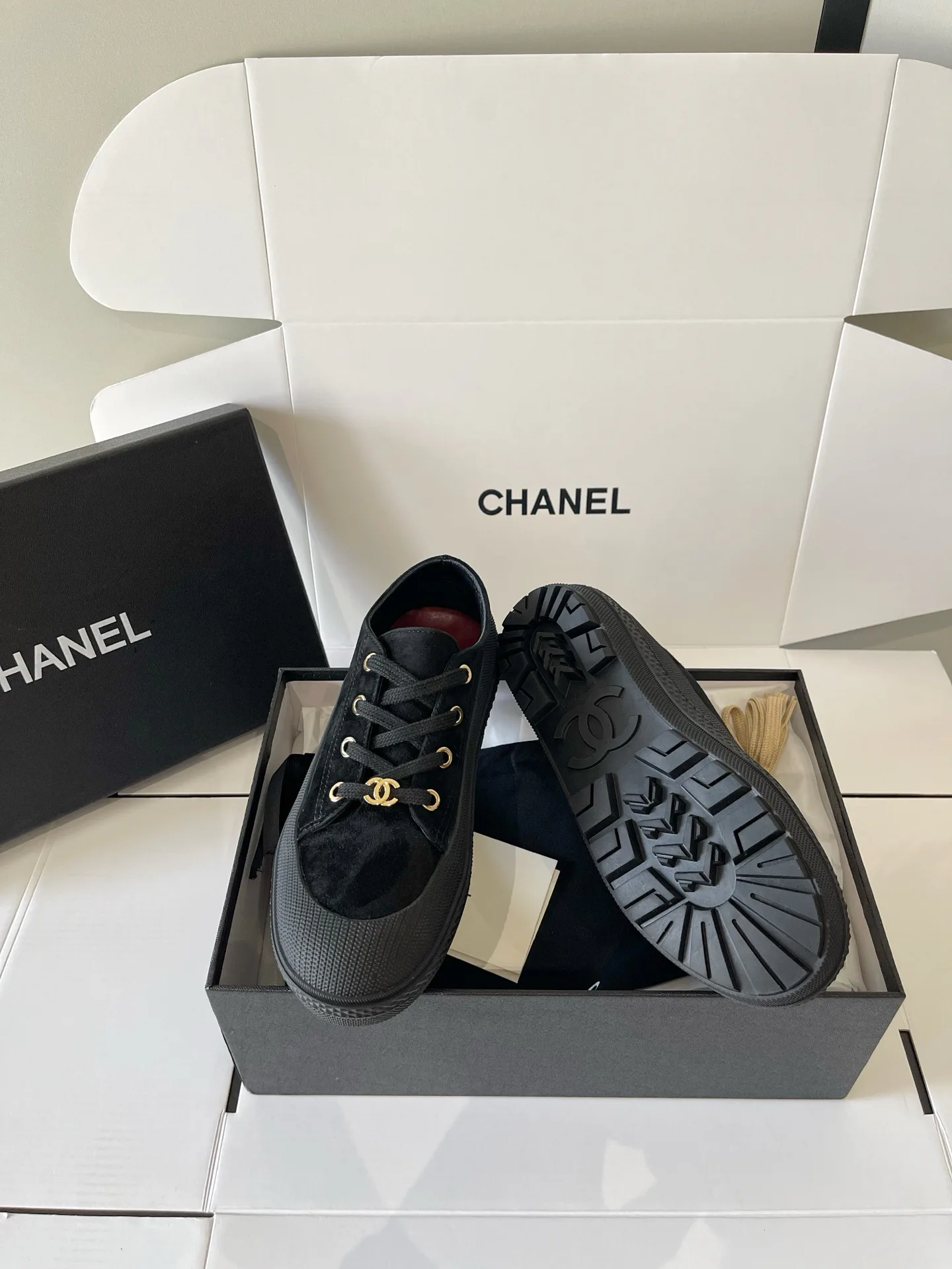Кроссовки Женские Chanel 18437965