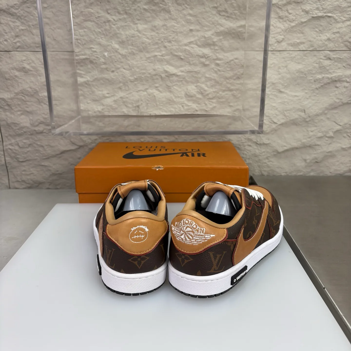 Кроссовки Женские Louis Vuitton 18351608