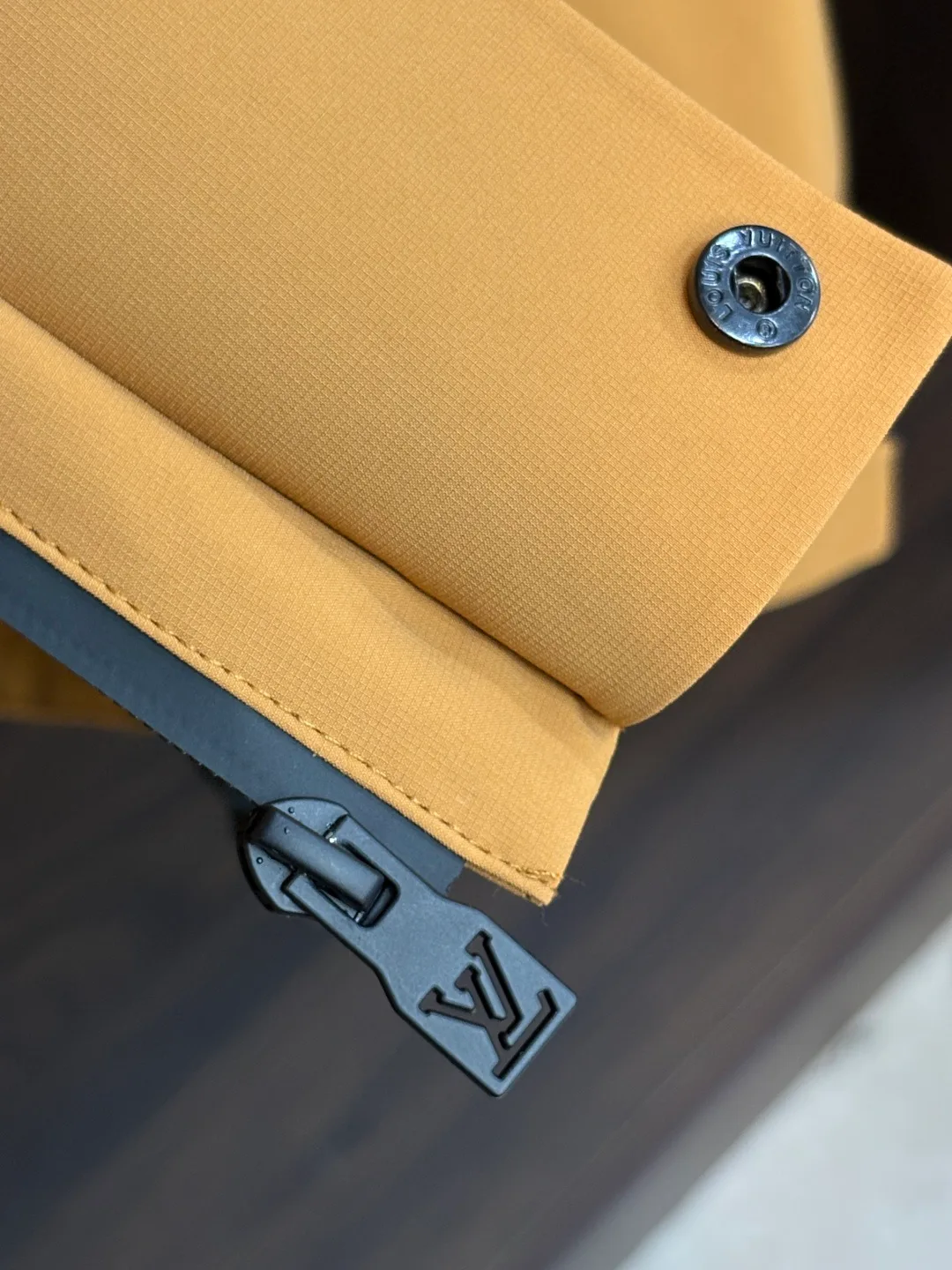 Куртки И Пуховики Женские Louis Vuitton 18157373