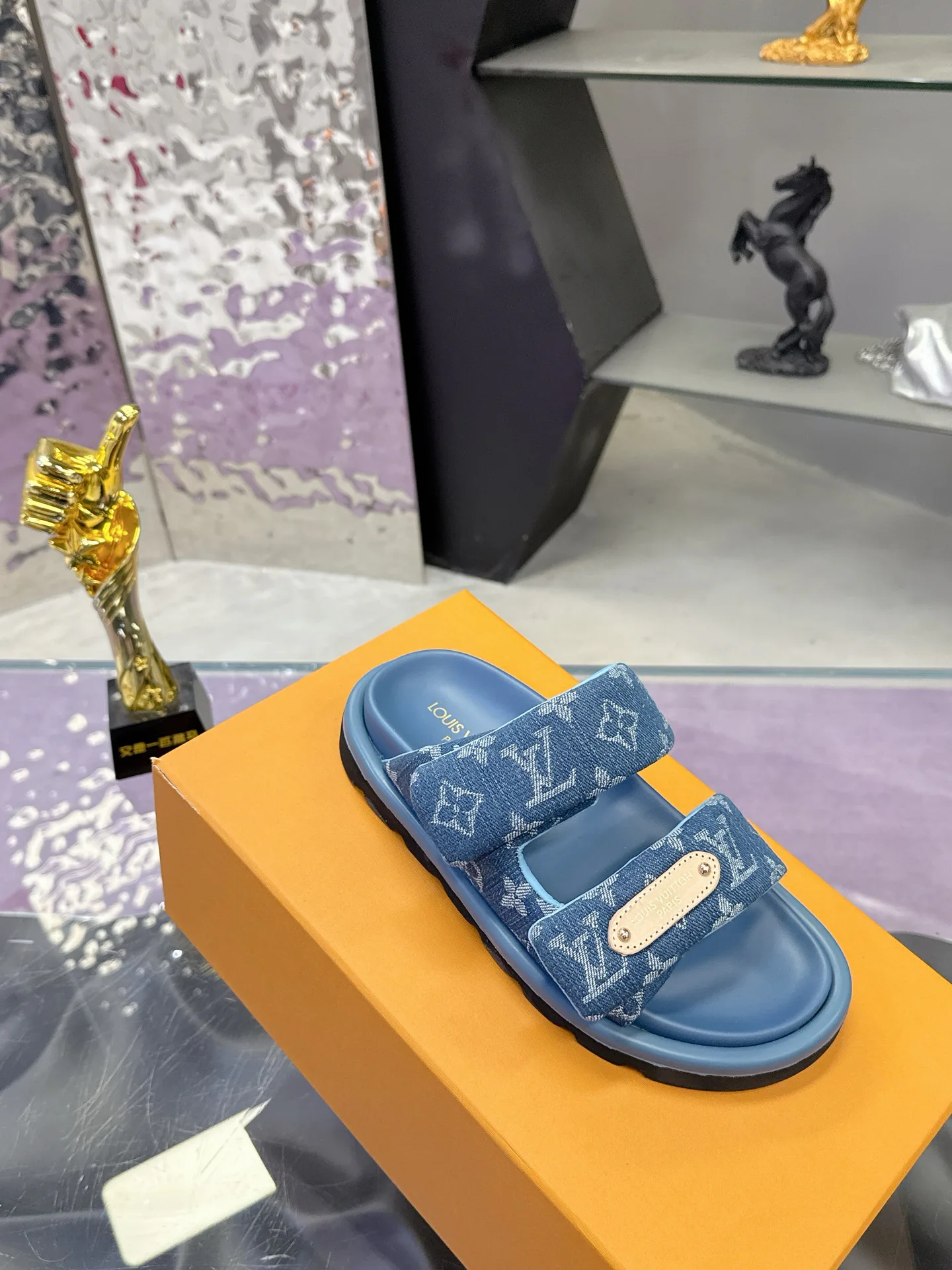 Шлепанцы Женские Louis Vuitton 17530463