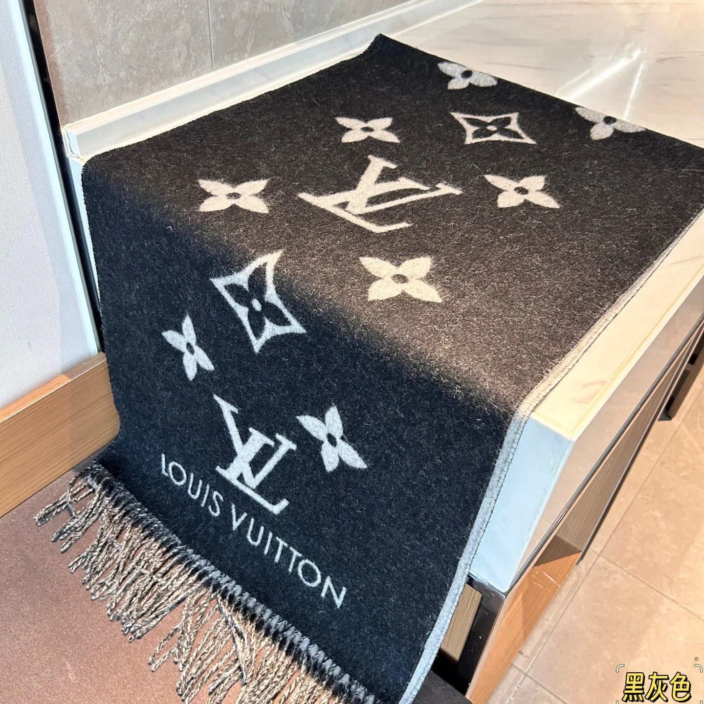 Шарфы Louis Vuitton 18507446
