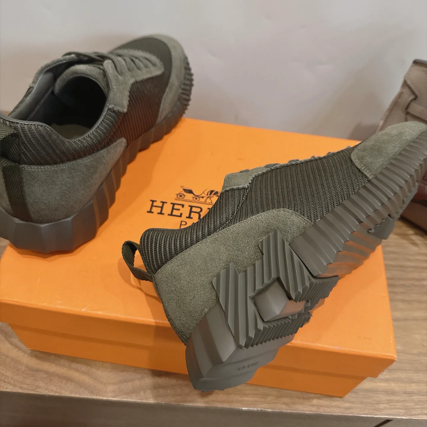 Кроссовки Женские Hermes 17946714