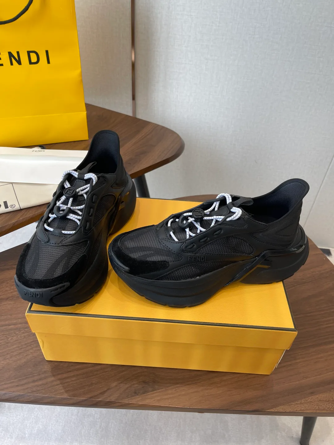 Кроссовки Женские Fendi 11428090