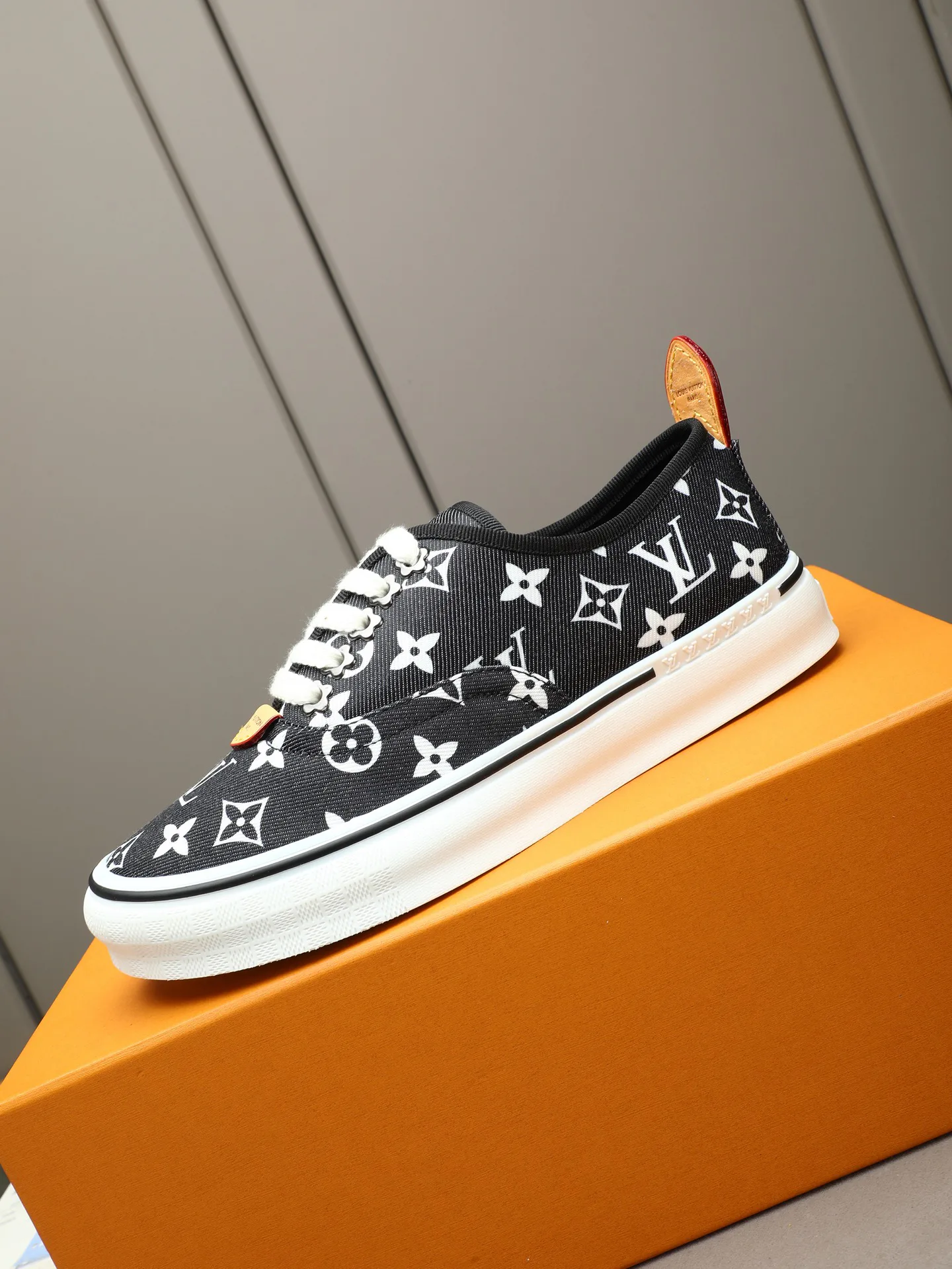 Кроссовки Женские Louis Vuitton 17947258